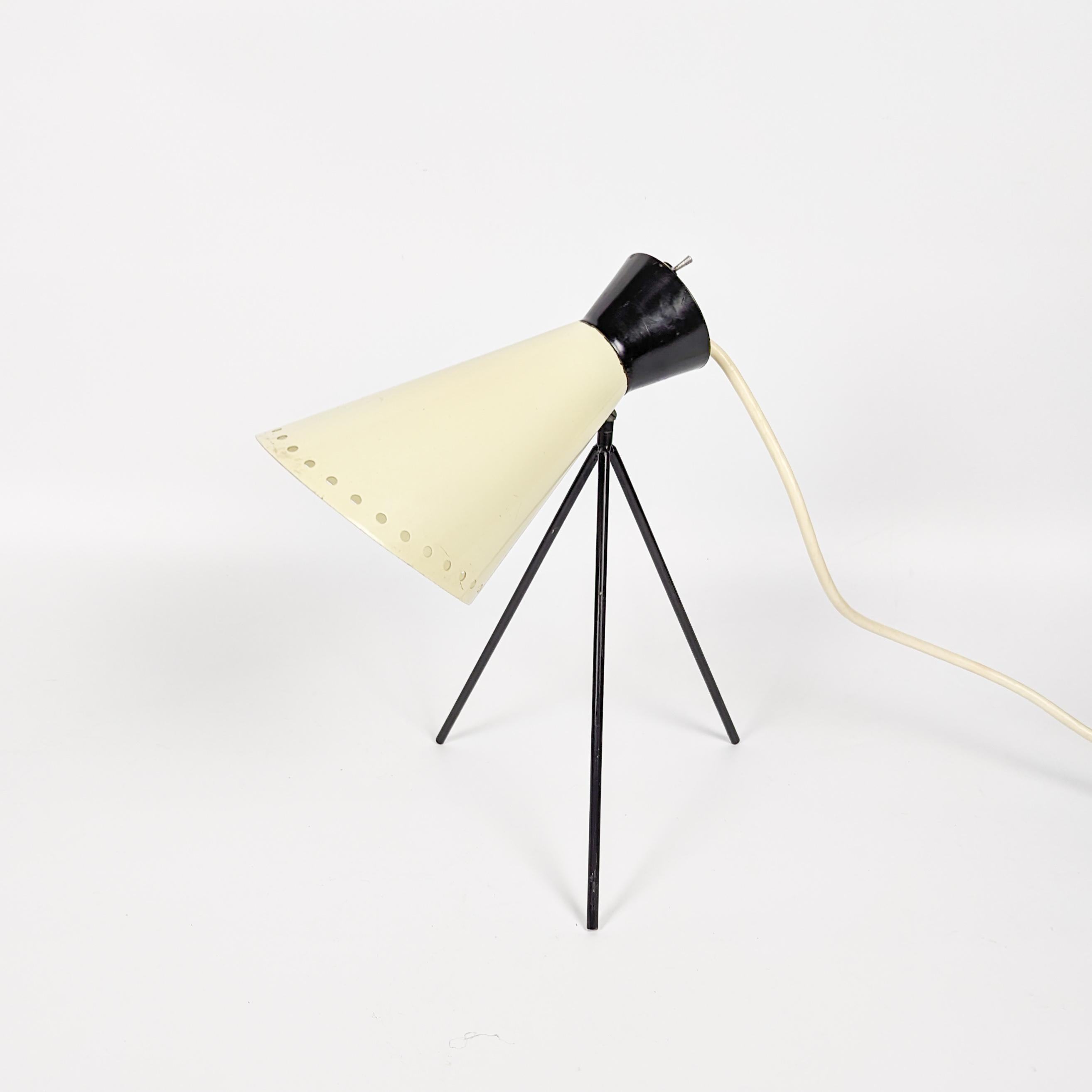 Laqué Lampe de table tripode du milieu du siècle par Josef Hůrka pour Napako 
