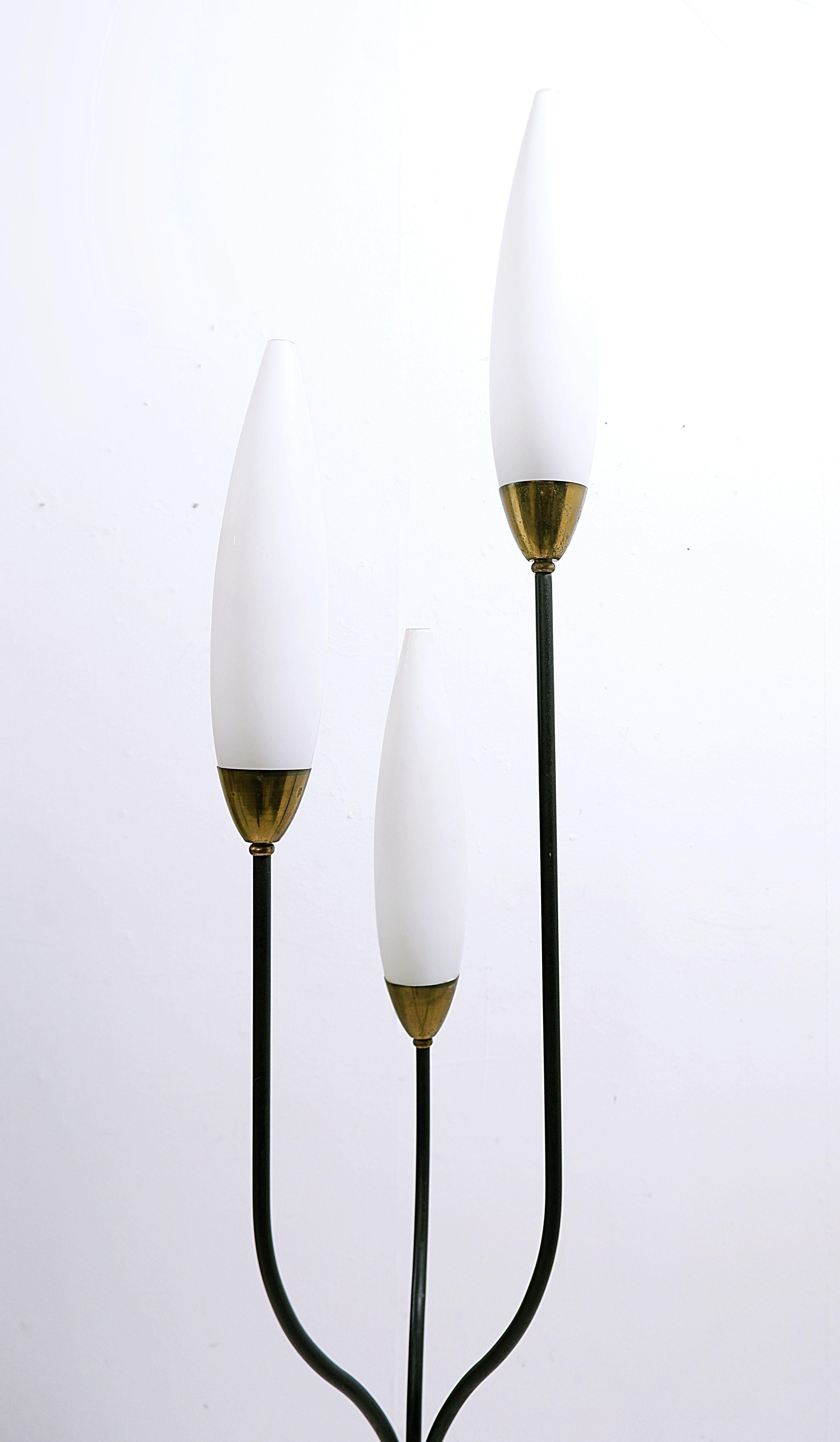 Lampadaire tripode à trois lumières de la Maison Lunel, 1950s en vente 1