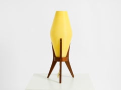 Lámpara de mesa trípode de madera de mediados de siglo con pantalla de plástico de Regina Leuchtvase