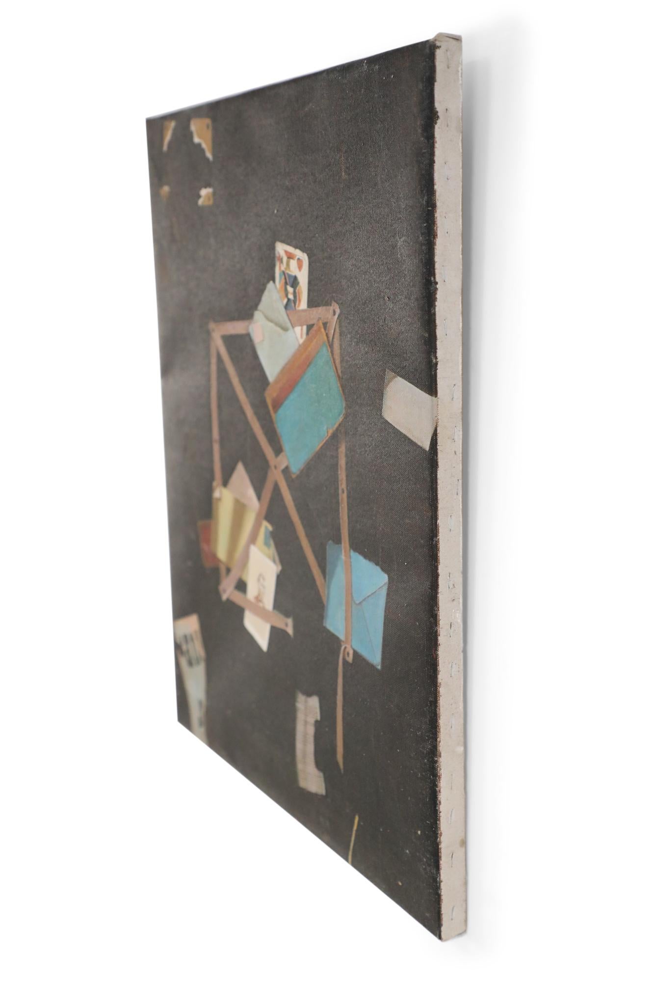 Nature morte à l'huile vintage (20e siècle) représentant une composition de cartes à jouer, de carnets, de photographies et de talons de billets sur un fond sombre, sur toile rectangulaire non encadrée.