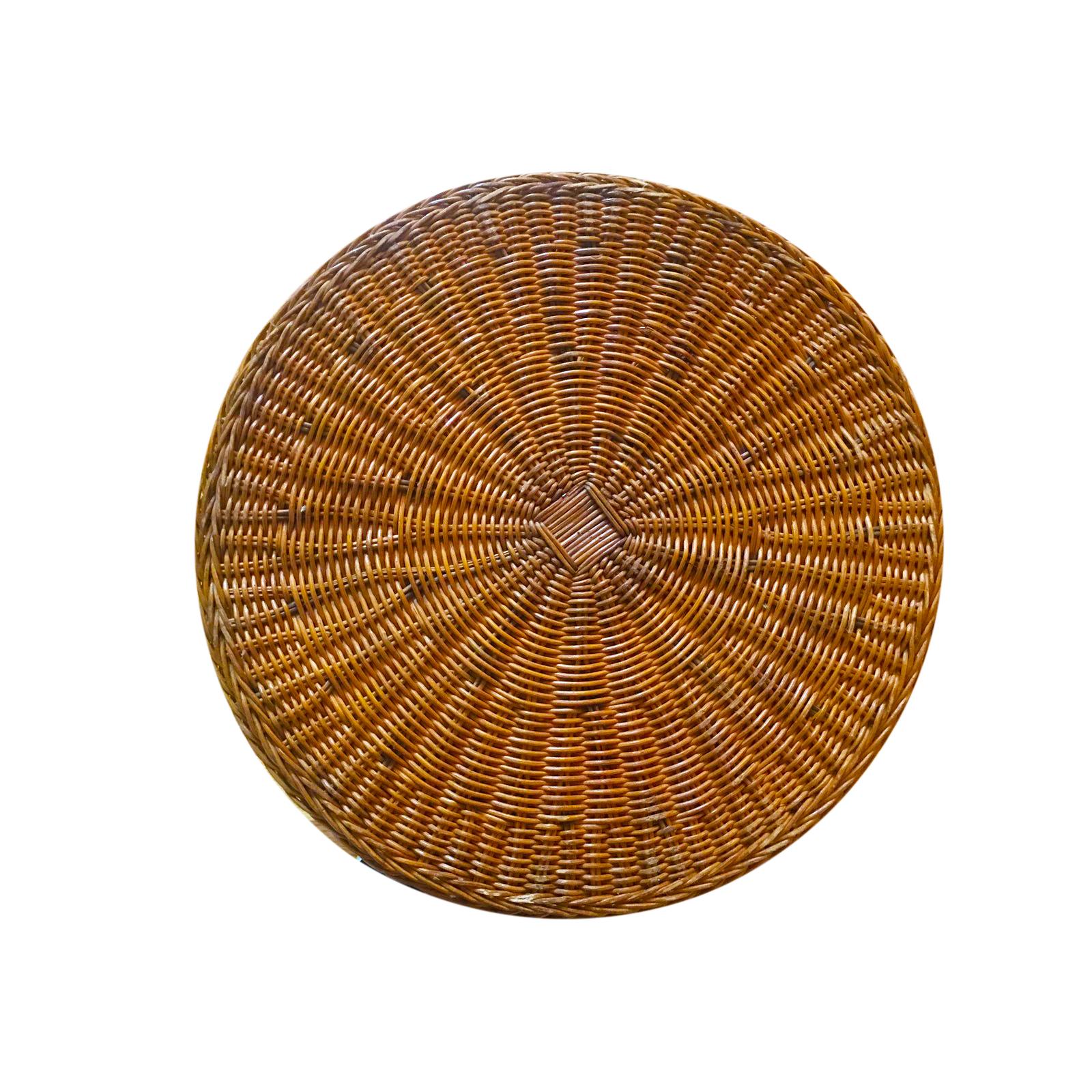 American Craftsman Tavolo in vimini con drappo Trompe L'oiel, circa 1960 in vendita