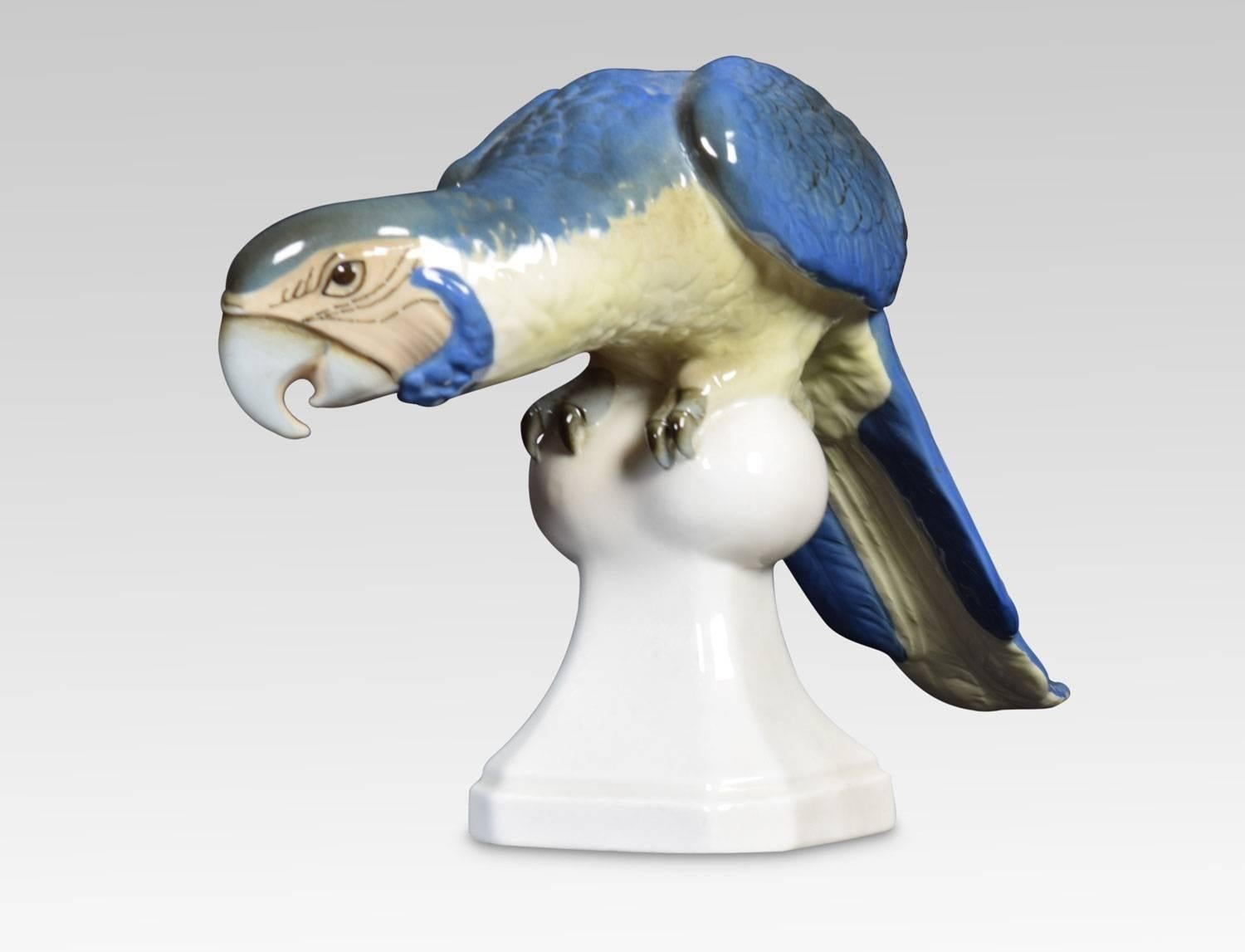 Mid-Century Modern Macaw bleu en céramique tropicale du milieu du siècle dernier de Royal Dux en vente