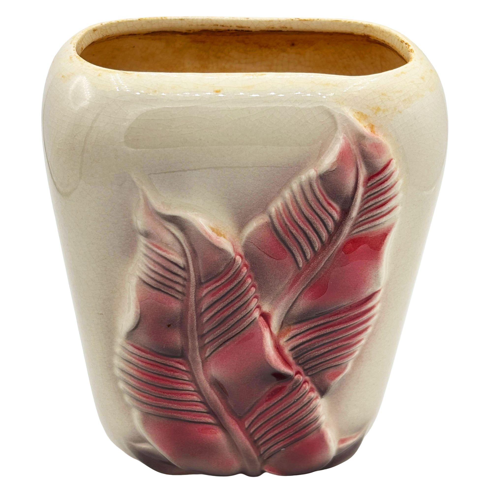 Statuetta in ceramica di fenicottero rosa e verde di metà secolo in una ciotola decorativa con vassoio a forma di fenicottero, comunemente utilizzata come vassoio per gioielli ad anello. Realizzato dalla rinomata Royal Copley Pottery negli anni