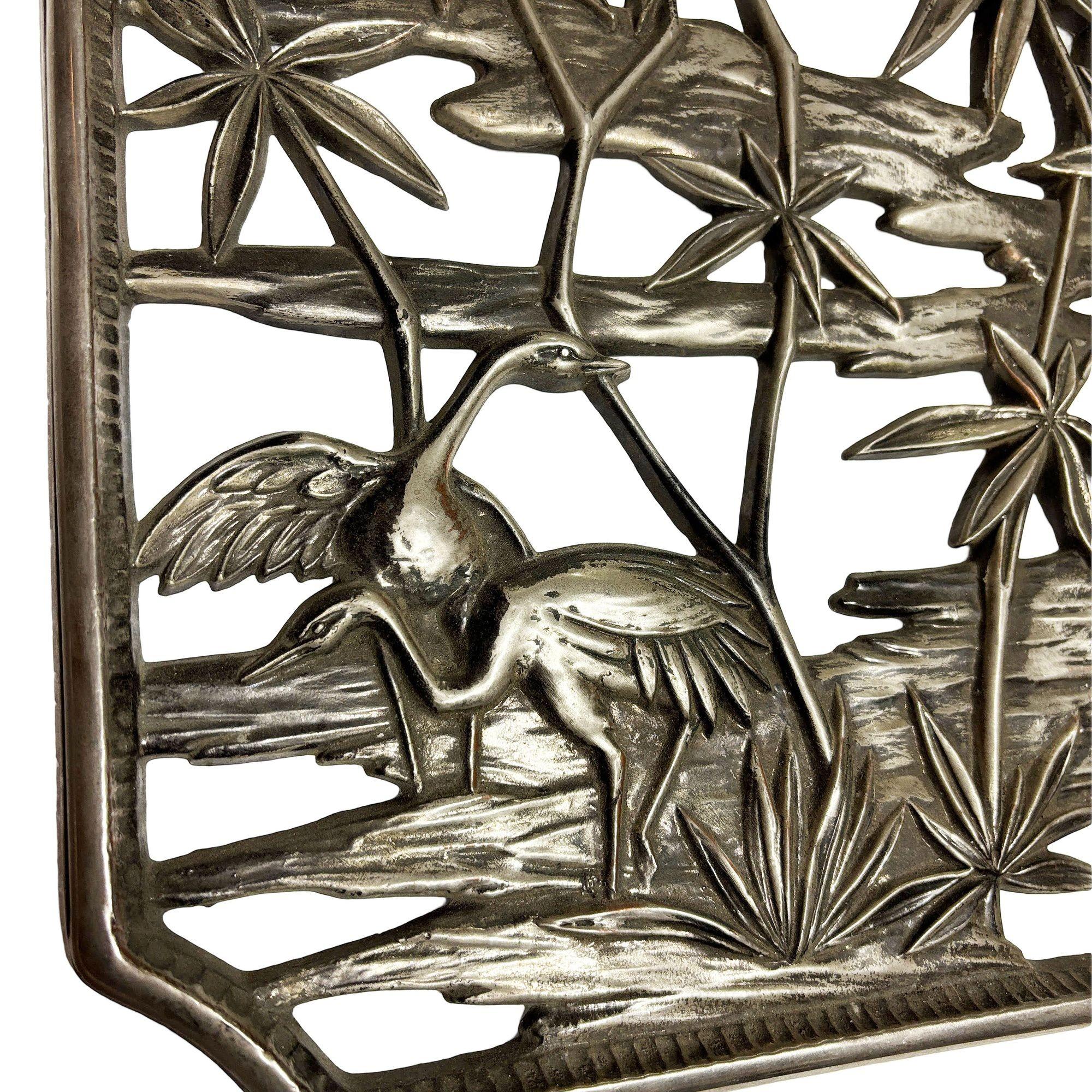Tropische Kraniche in Wasserszene Metall-Wandskulptur aus der Mitte des Jahrhunderts von Syroco (Mitte des 20. Jahrhunderts) im Angebot