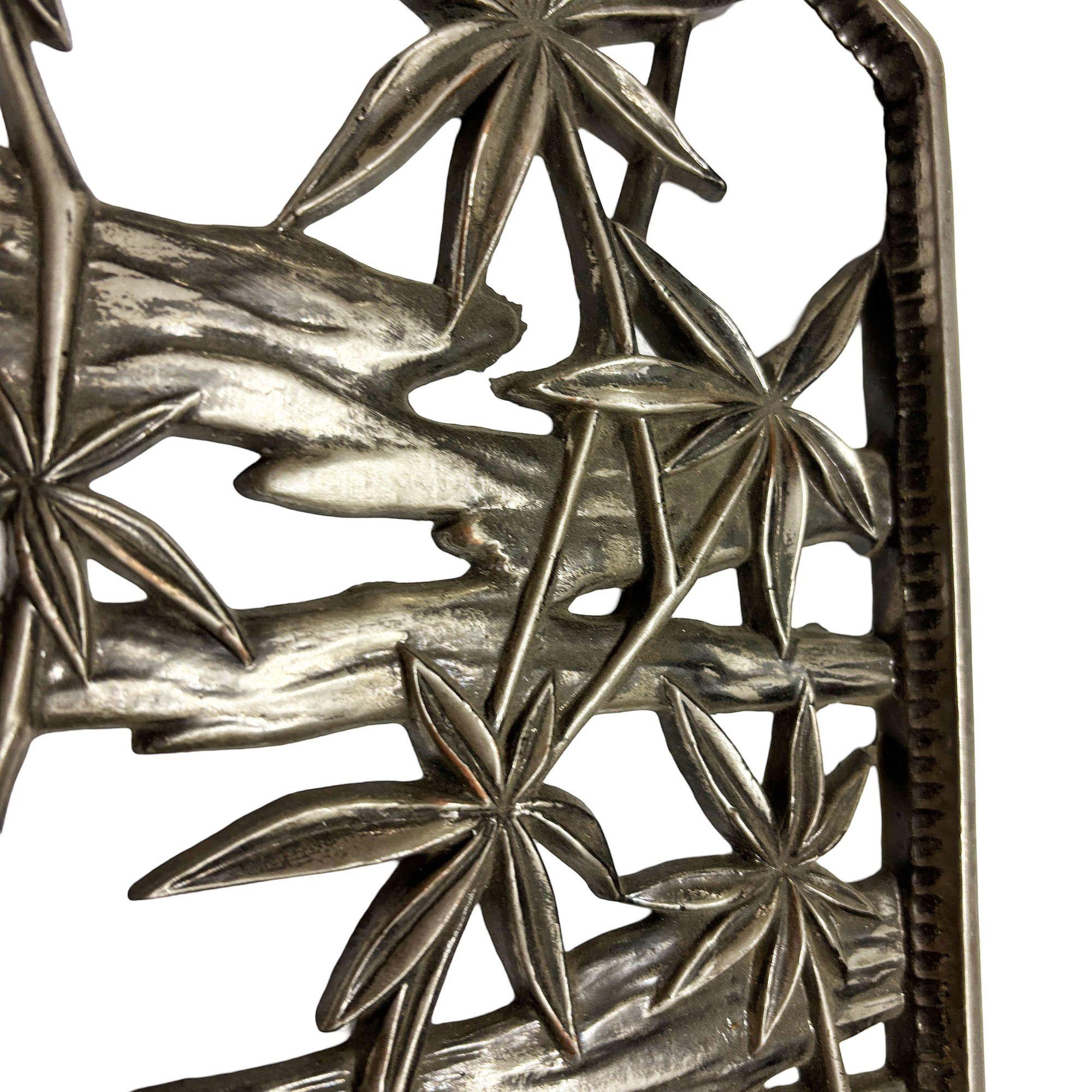 Tropische Kraniche in Wasserszene Metall-Wandskulptur aus der Mitte des Jahrhunderts von Syroco (Zinn) im Angebot