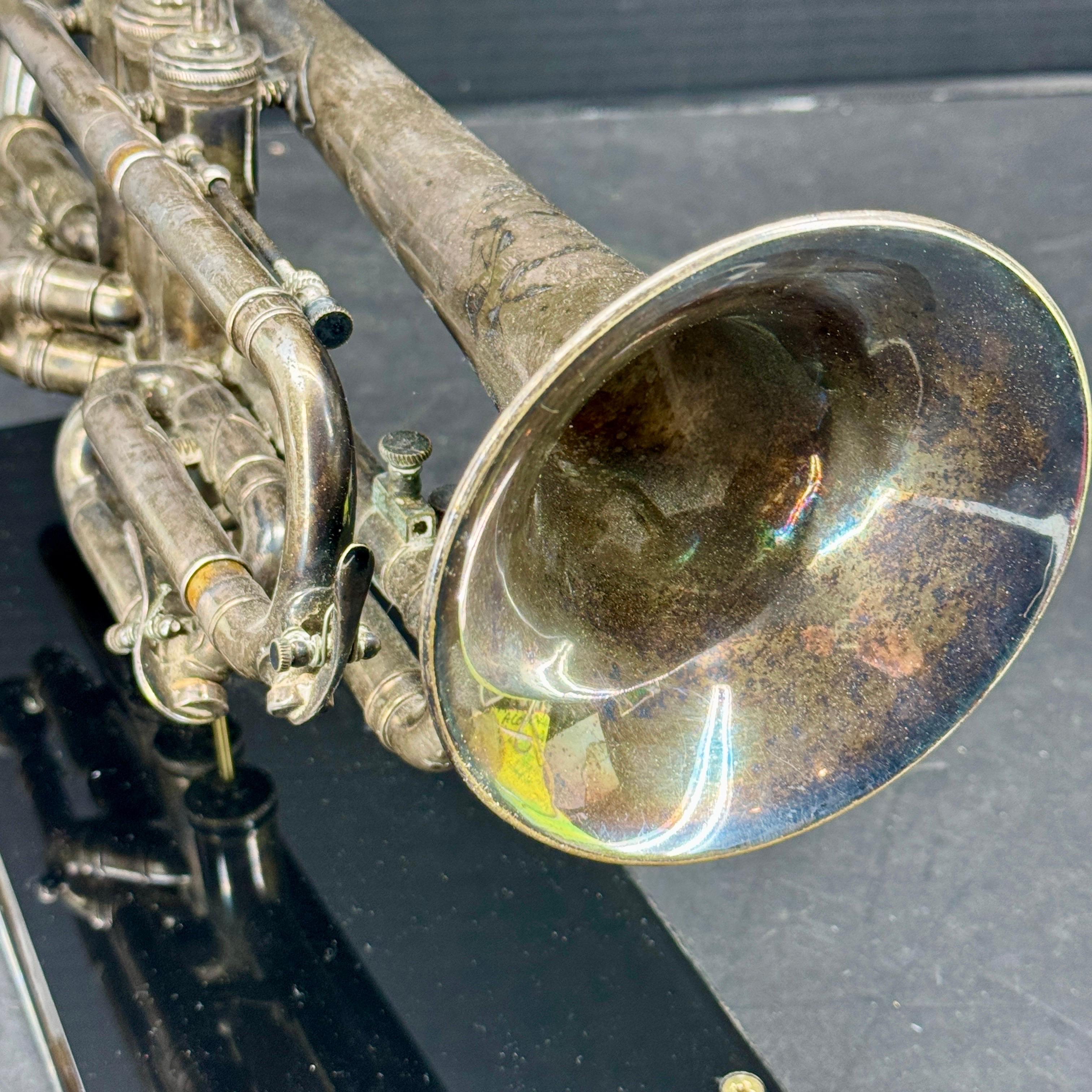 Trumpet aus der Mitte des Jahrhunderts von William Frank Chicago auf Lucite-Sockel im Angebot 2