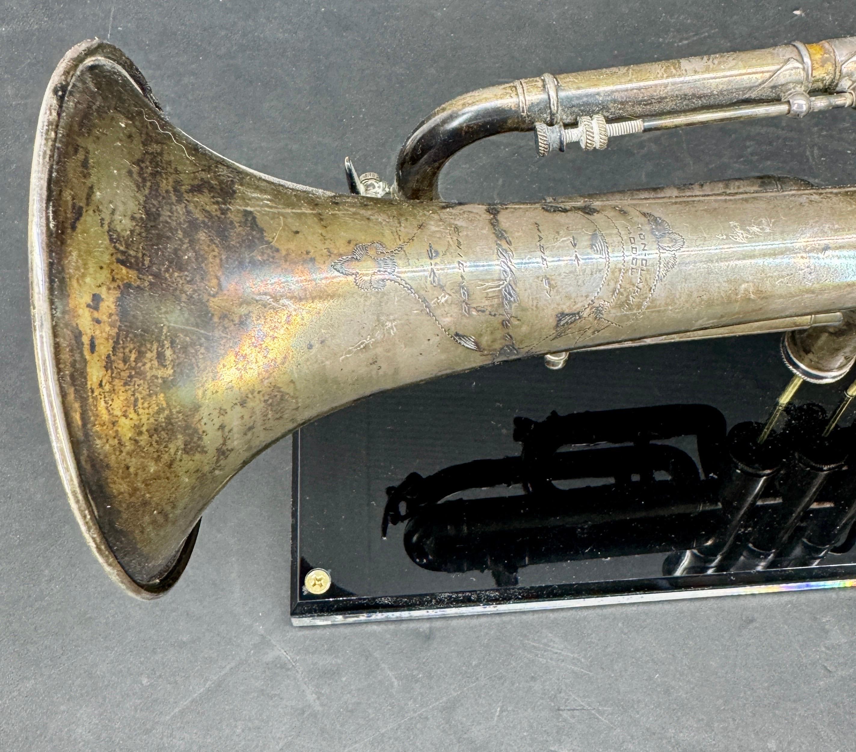 Trumpet aus der Mitte des Jahrhunderts von William Frank Chicago auf Lucite-Sockel im Angebot 4