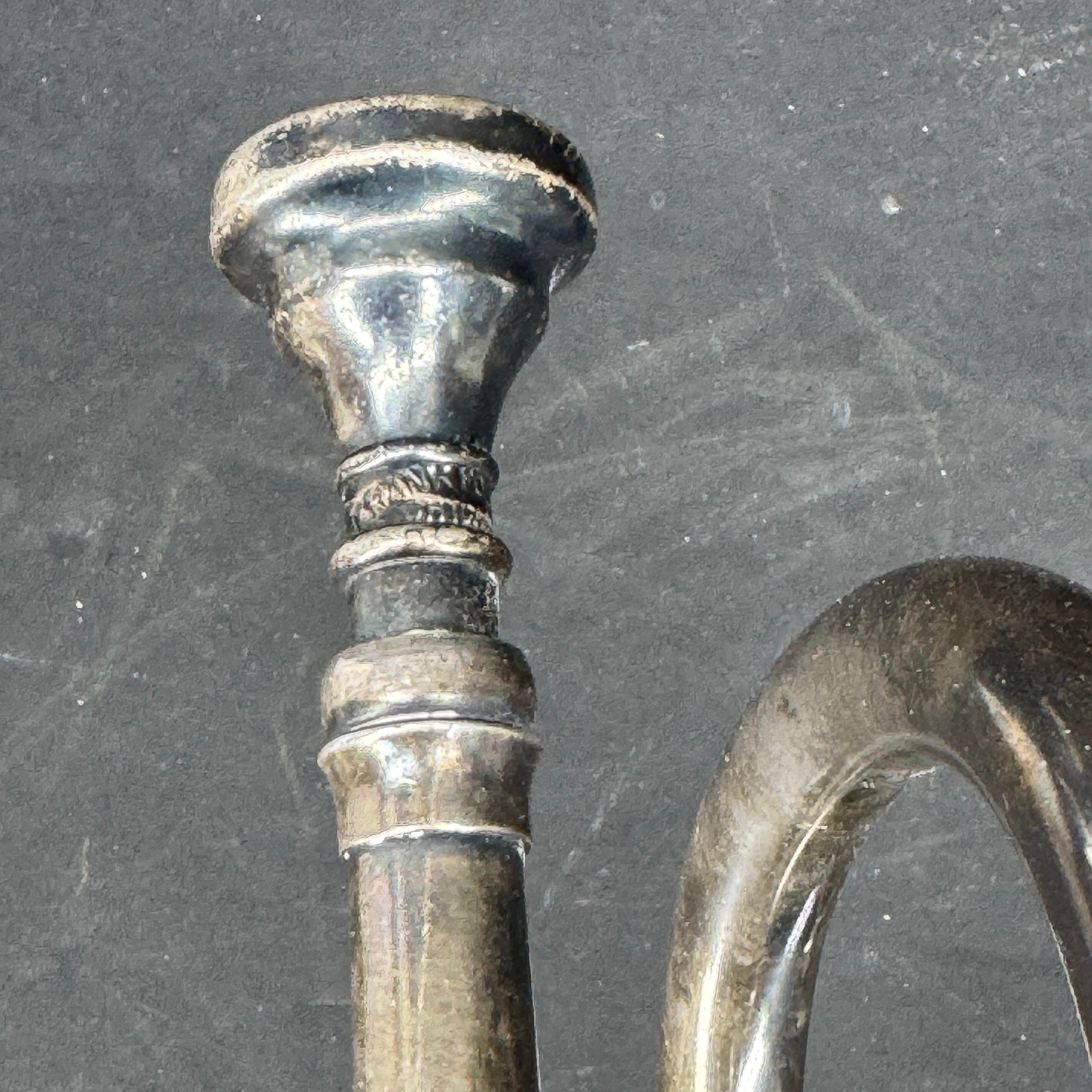 Trumpet aus der Mitte des Jahrhunderts von William Frank Chicago auf Lucite-Sockel im Angebot 5