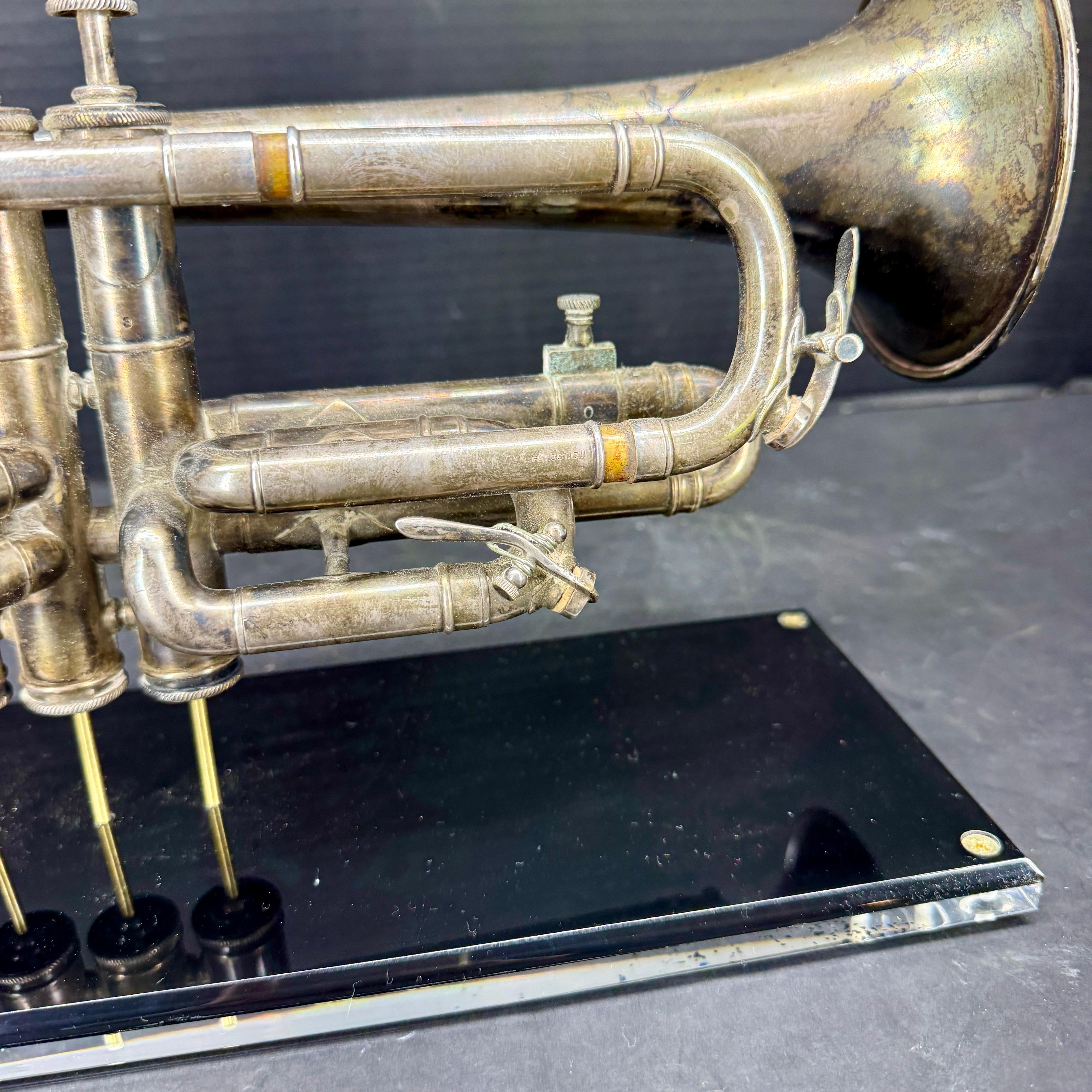 Trumpet aus der Mitte des Jahrhunderts von William Frank Chicago auf Lucite-Sockel im Angebot 6
