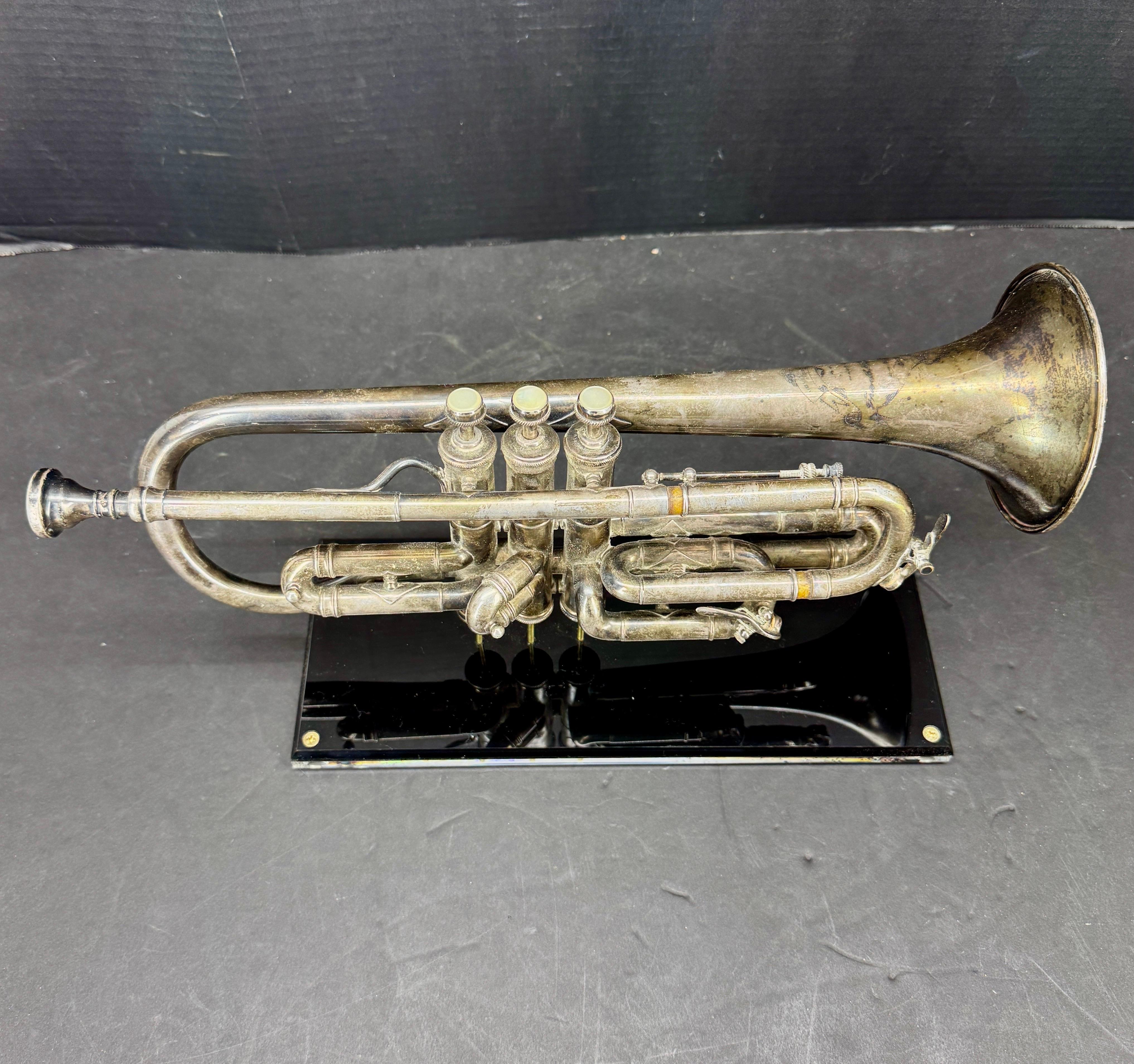Dieses Stück hat eine tolle Geschichte. Wir haben dieses Jazz-Musikinstrument mit unglaublicher Patina gefunden, einen dicken Sockel aus Lucit hinzugefügt und es zu einer einzigartigen Skulptur umgebaut. Die Details an diesem Instrument sind