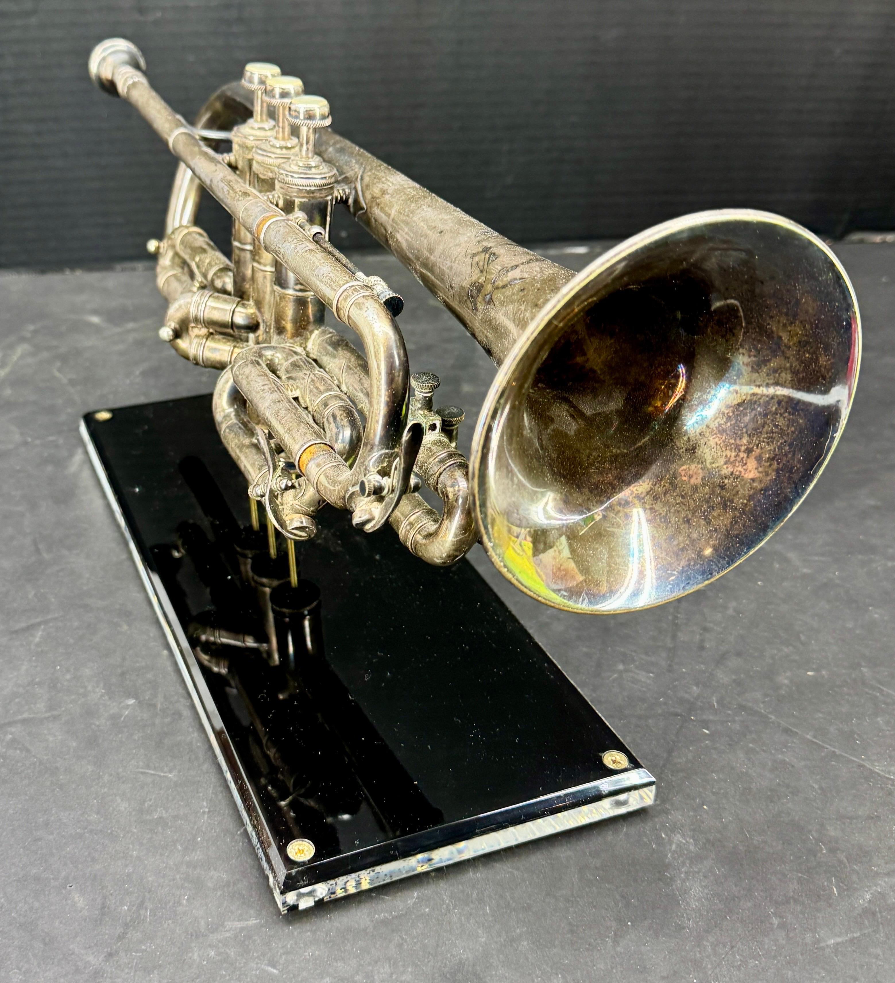Trumpet aus der Mitte des Jahrhunderts von William Frank Chicago auf Lucite-Sockel (Moderne der Mitte des Jahrhunderts) im Angebot