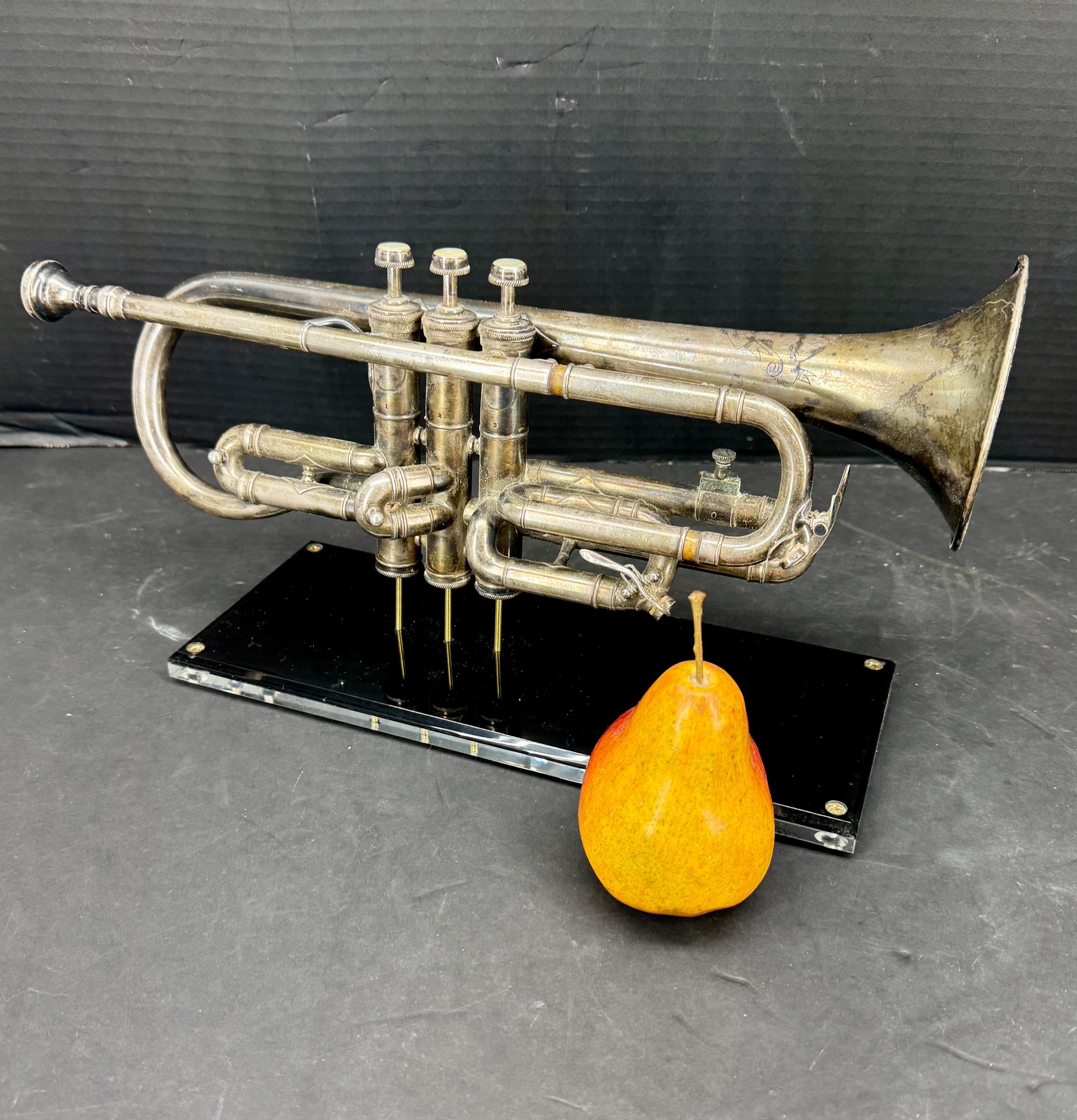 Trumpet aus der Mitte des Jahrhunderts von William Frank Chicago auf Lucite-Sockel (amerikanisch) im Angebot