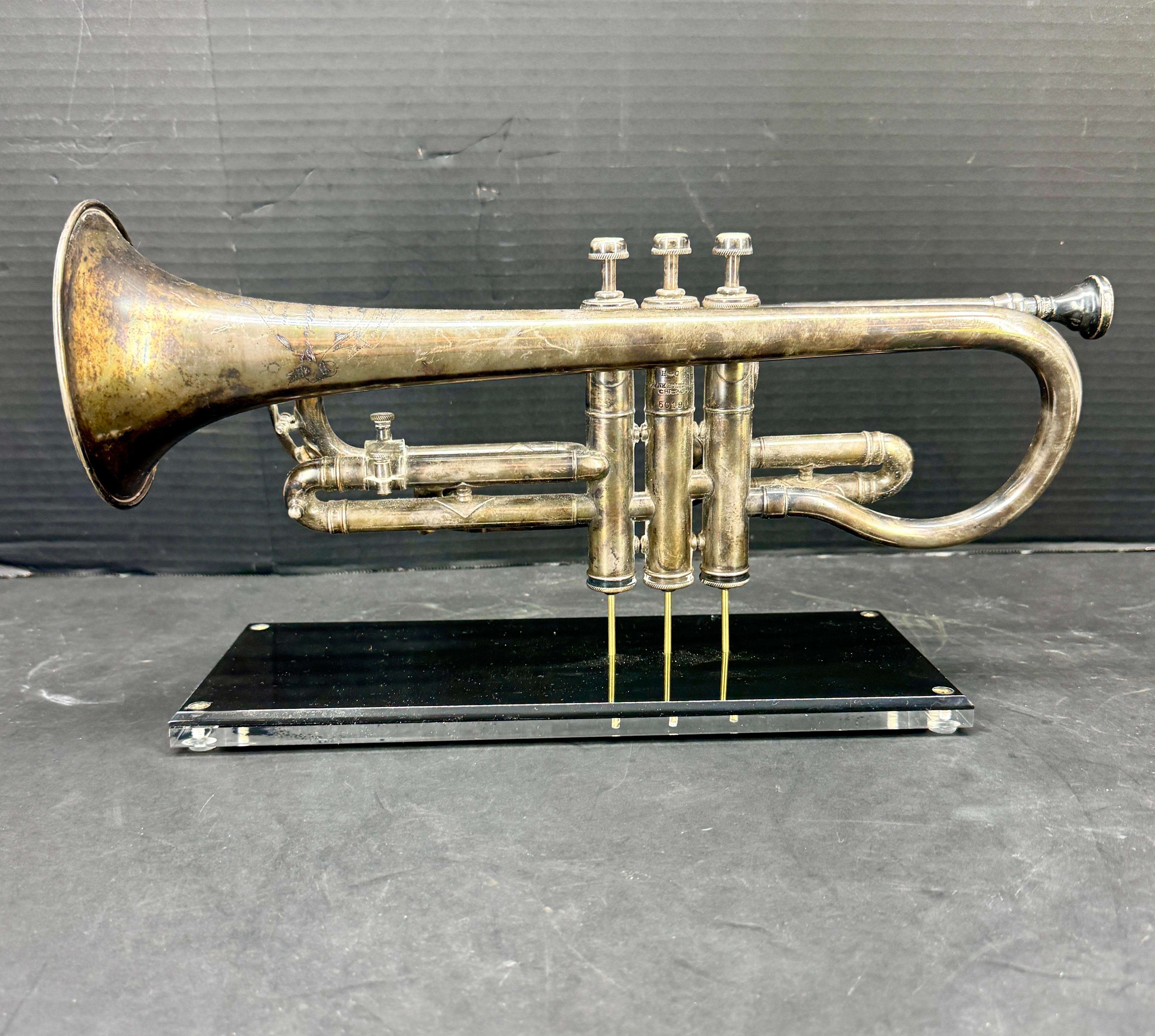 Trumpet aus der Mitte des Jahrhunderts von William Frank Chicago auf Lucite-Sockel (Handgefertigt) im Angebot