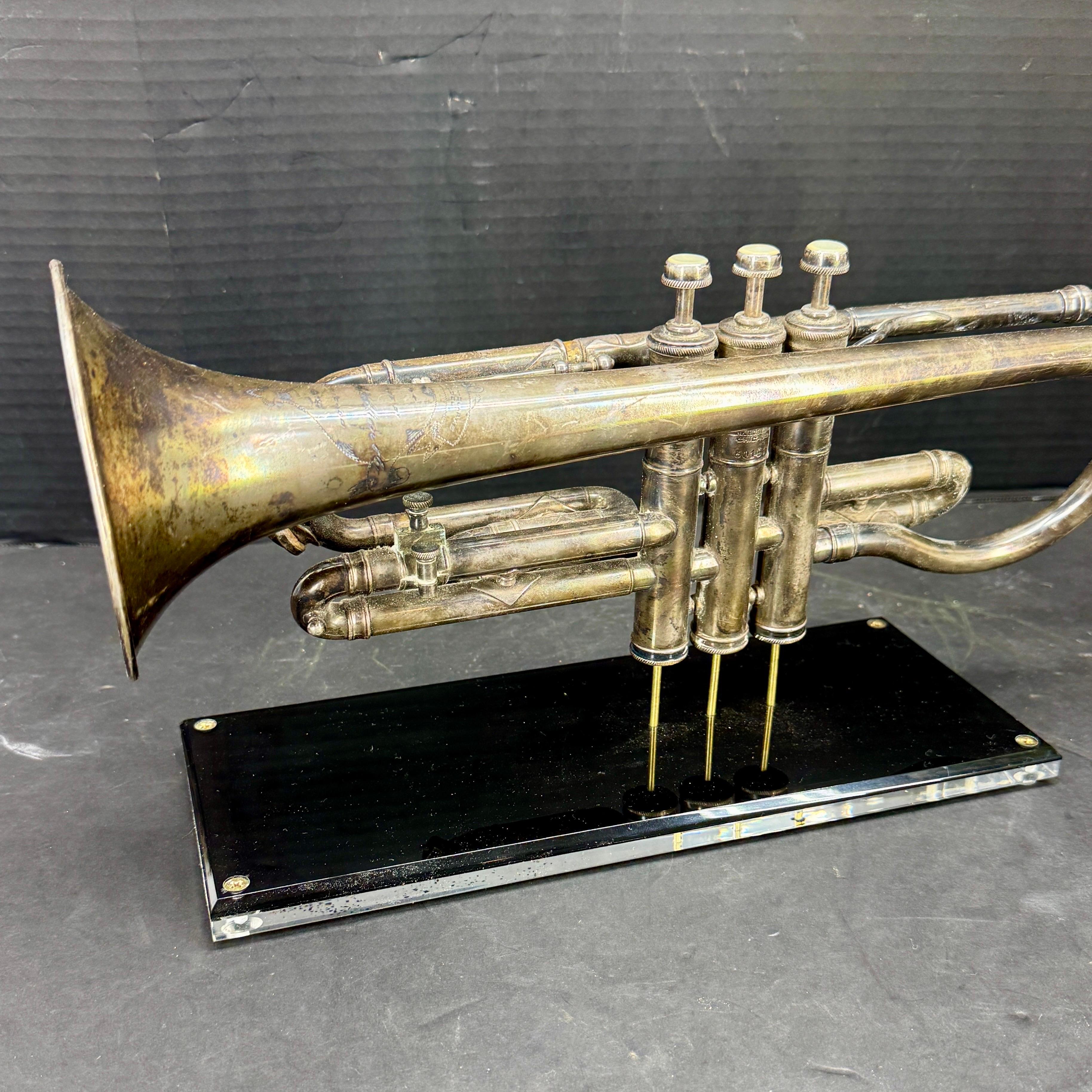 Trumpet aus der Mitte des Jahrhunderts von William Frank Chicago auf Lucite-Sockel im Zustand „Gut“ im Angebot in Haddonfield, NJ