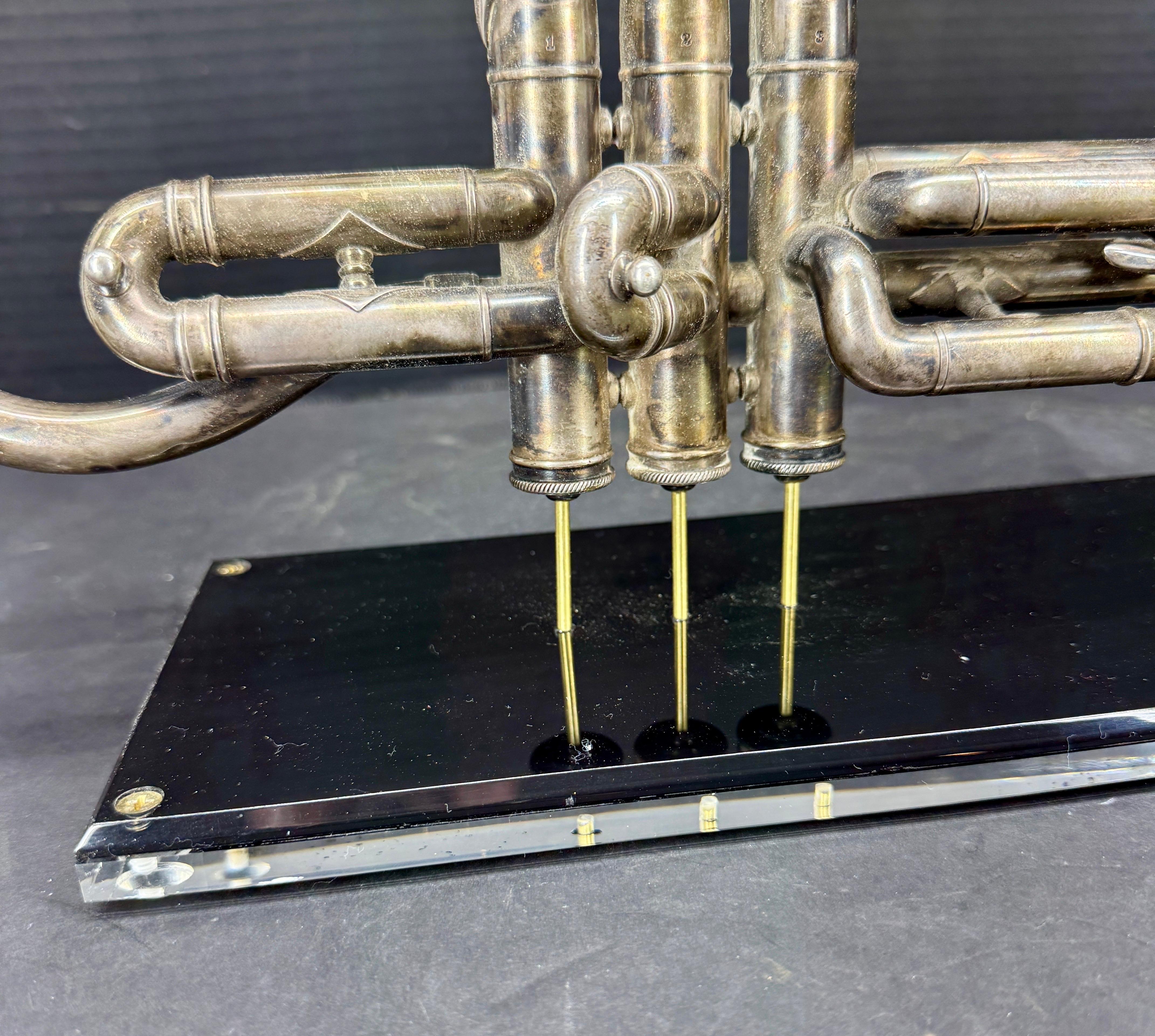 Trumpet aus der Mitte des Jahrhunderts von William Frank Chicago auf Lucite-Sockel (20. Jahrhundert) im Angebot