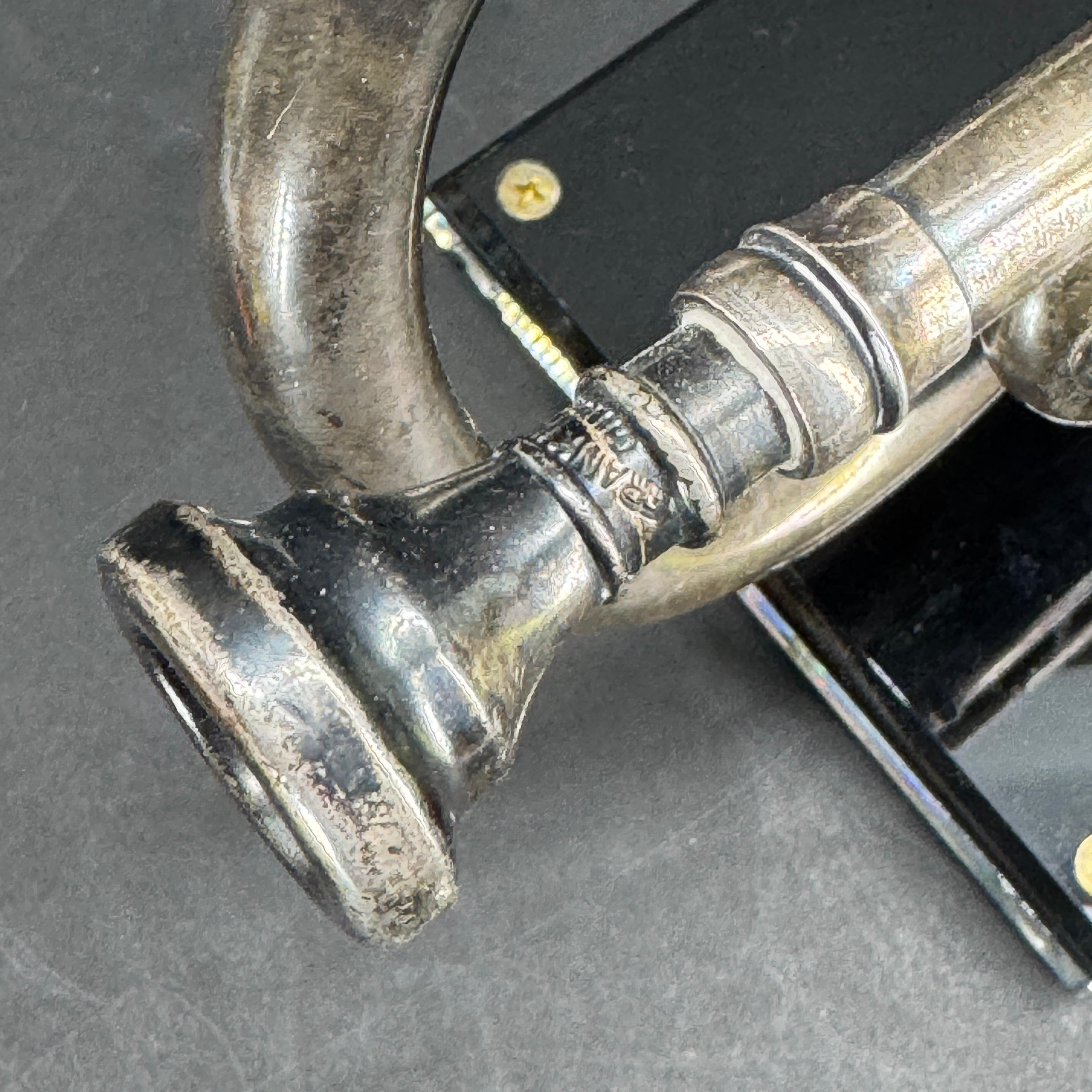 Trumpet aus der Mitte des Jahrhunderts von William Frank Chicago auf Lucite-Sockel (Messing) im Angebot