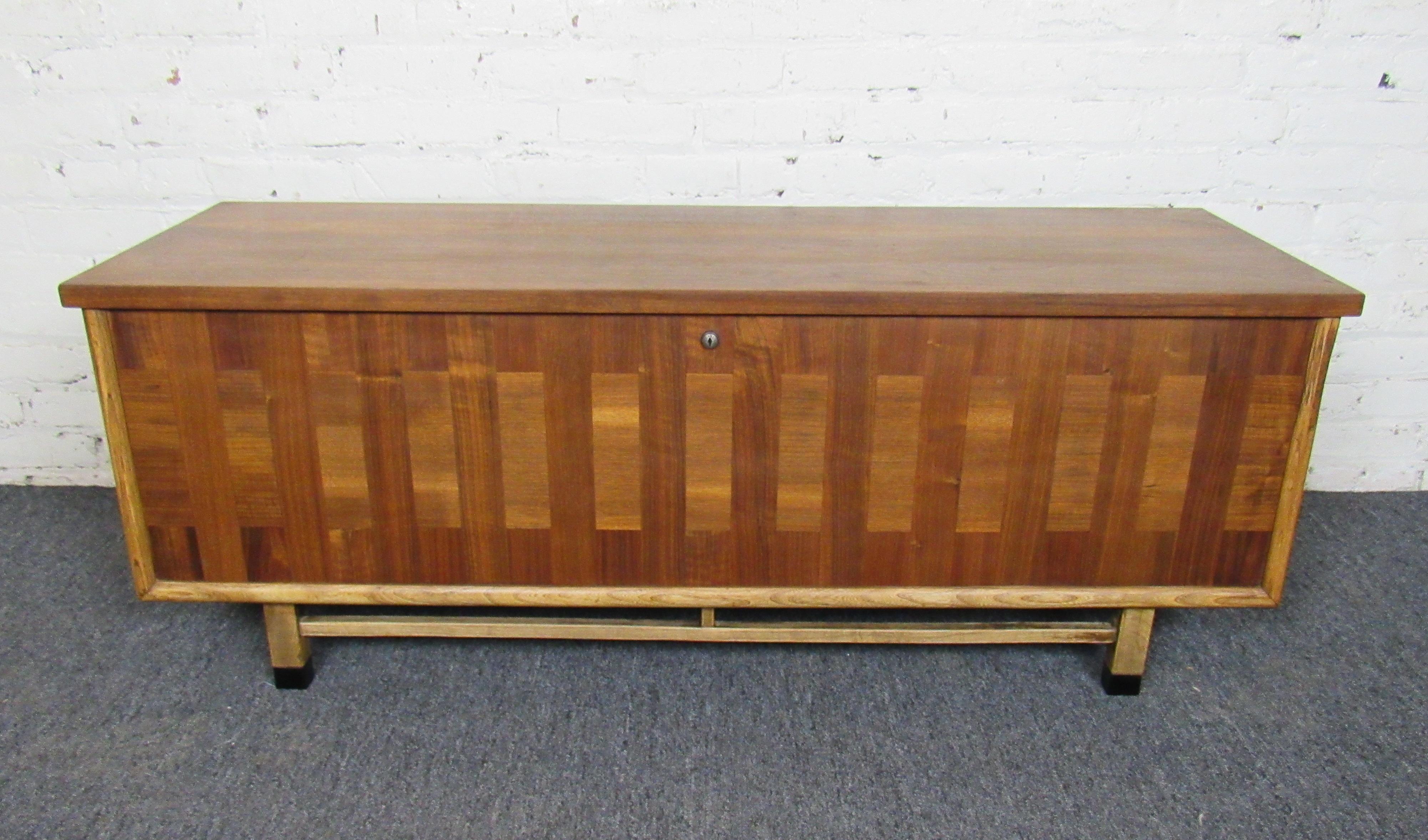 A beautiful and sturdy midcentury trunk by Lane Furniture Co., this piece combines midcentury style with lasting quality. Rich walnut woodgrain is complimented by lighter oak trim and legs. 

Please confirm the item location with owner (NY or