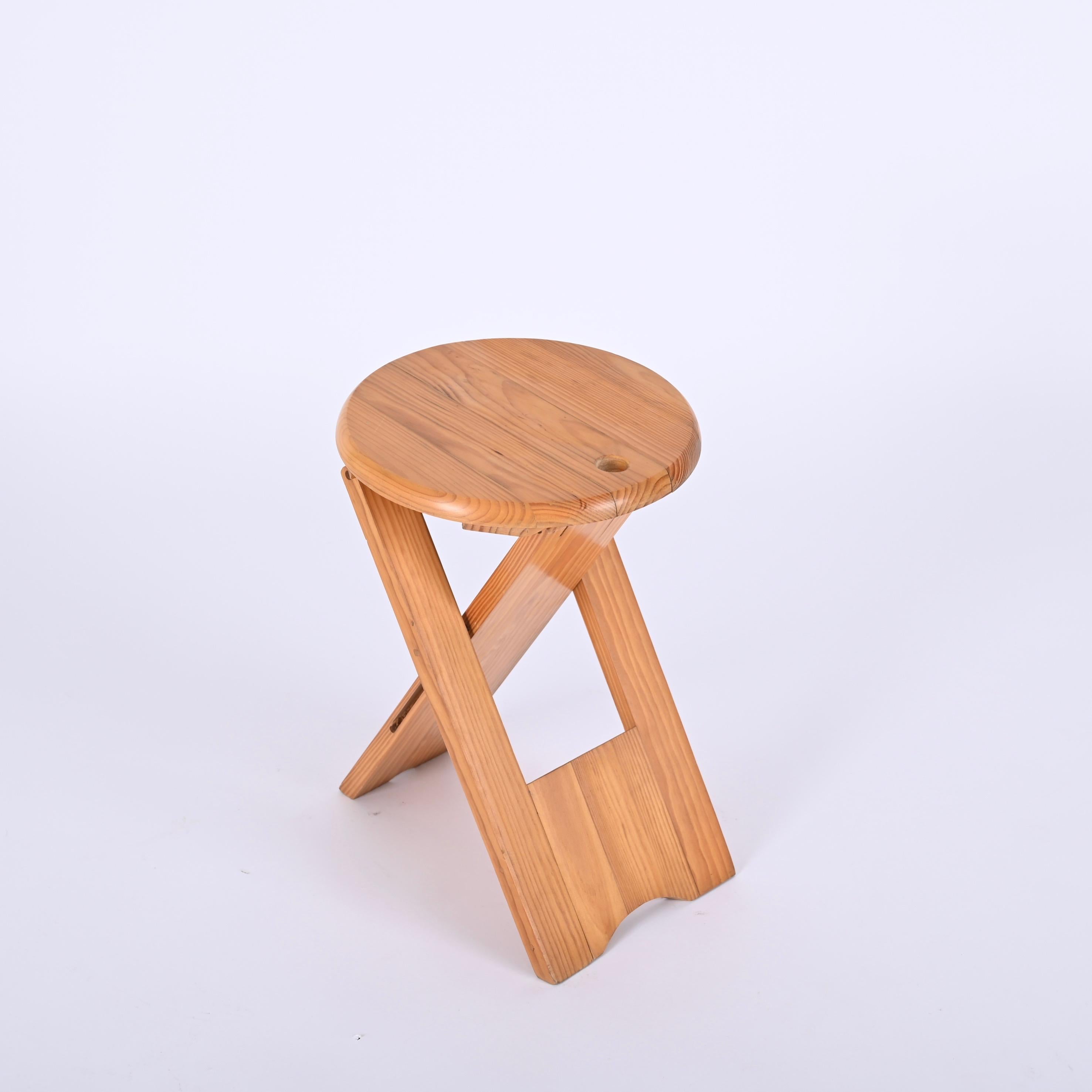 Gorgeous foldable stool designed by Roger Tallon and produced by Sentou in France in the 1970s. 

The TS stool is fully made in a beautiful maple wood and was ingeniously design to fold completely flat with the possibility to be hung on a