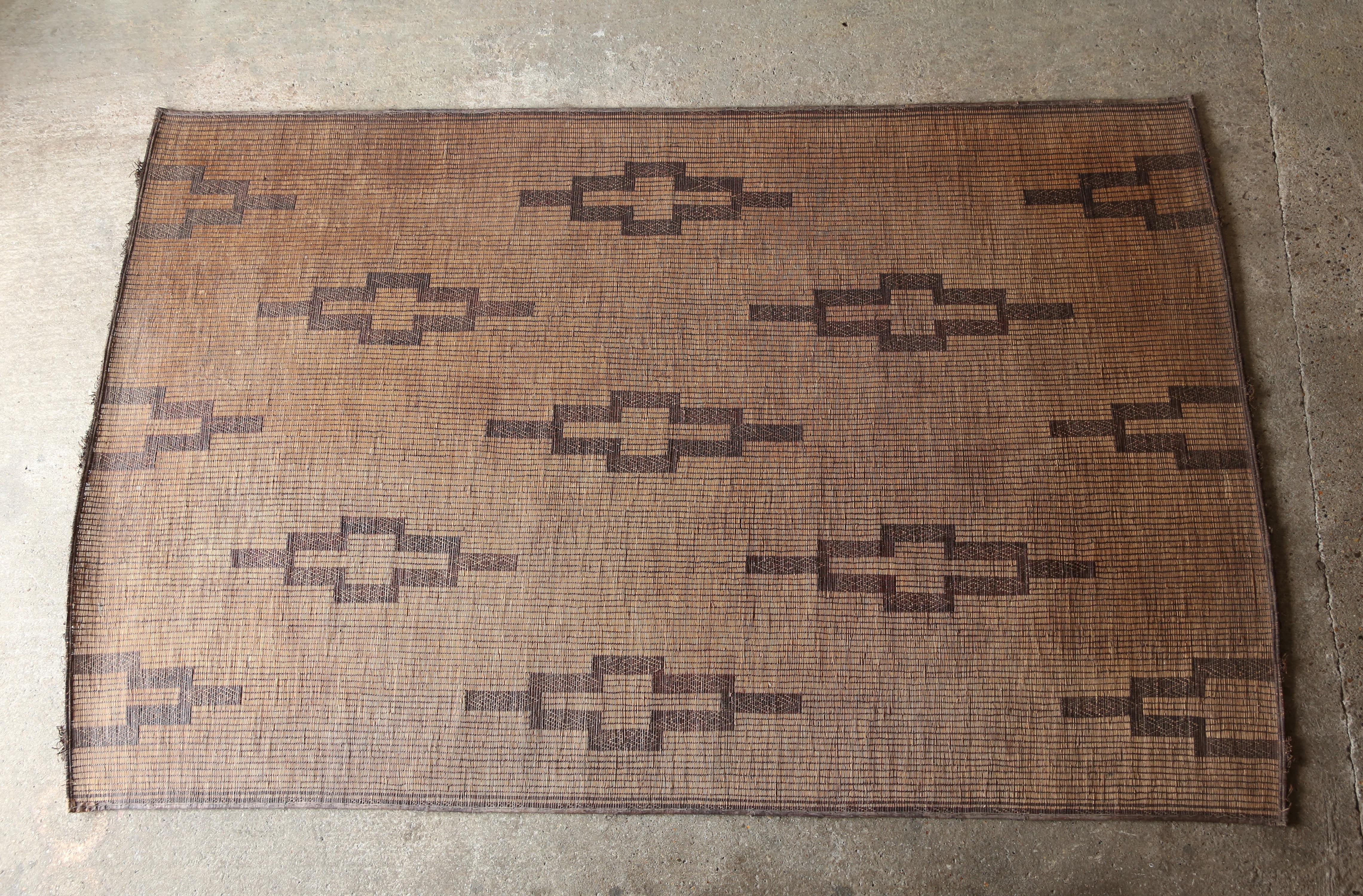 Marokkanische Tuareg-Matte / -Teppich aus der Mitte des 20.  Handgeflochtene natürliche Schilf-/Palmfasern und Leder.  Selten gefunden mit einem schönen minimalen Muster und so guter Patina.   Einige Verluste an Schilf, wie es bei Matten dieses