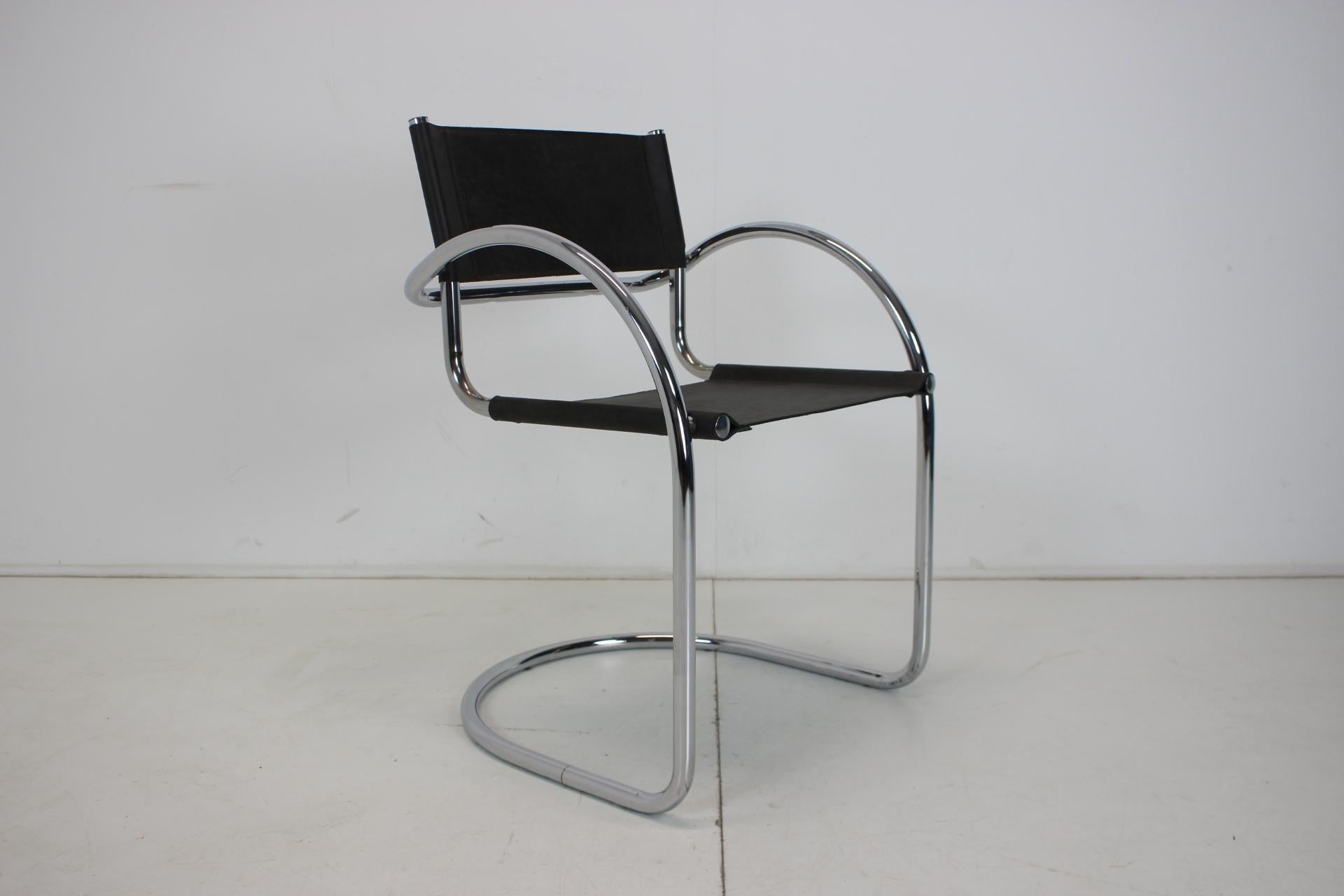 Made in Czechoslovakia
Made of Chrome,Leather
Two pieces in stock
Seat Height 45cm
New Leather
Chrome has with aged patina
Good original condition.