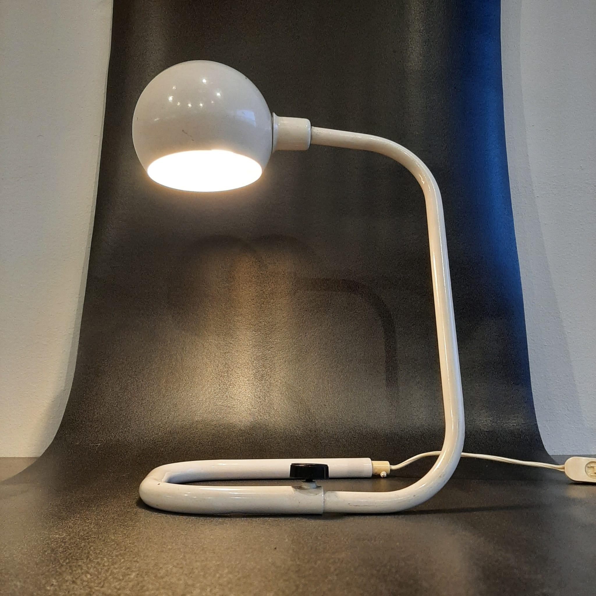 Lámpara de mesa tubular blanca vintage de los años 70.

El ángulo del tubo y la tapa de la luz son ajustables.

H 39, A 25, d 19 , diámetro esfera 13 cm.