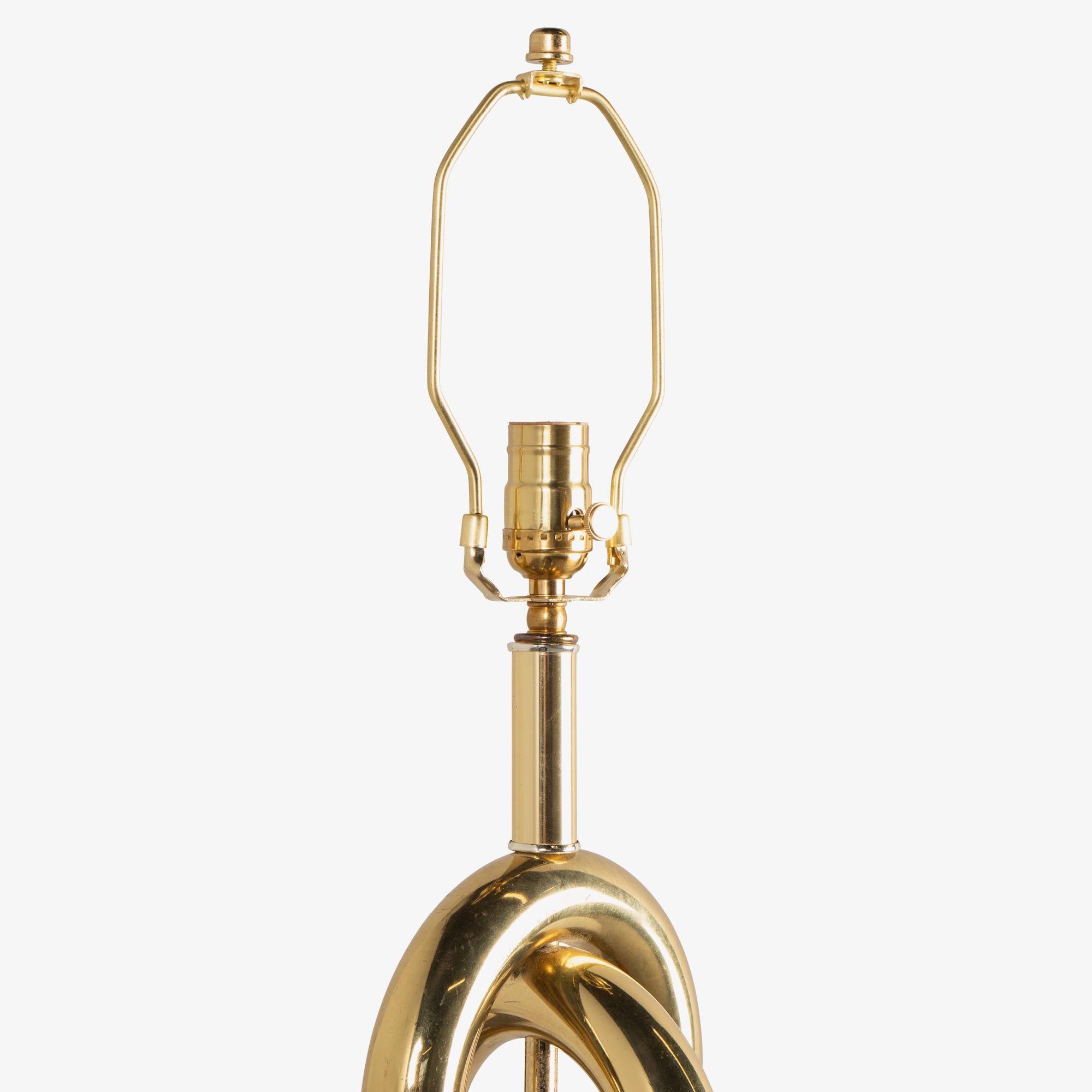 Lámpara de pie tubular de mediados de siglo en latón pulido con base de nogal en venta 3