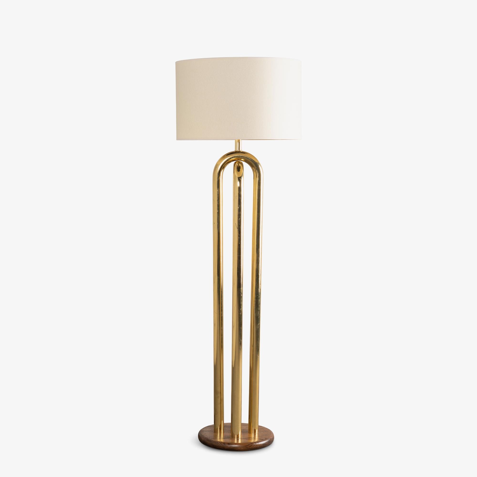 Un buen diseño de iluminación suele encontrar el equilibrio entre forma y función, y esta lámpara de pie de los años 70 es un bello ejemplo de esa armonía. Inspirada en las formas y materiales del pasado, su influencia aún puede verse en el diseño