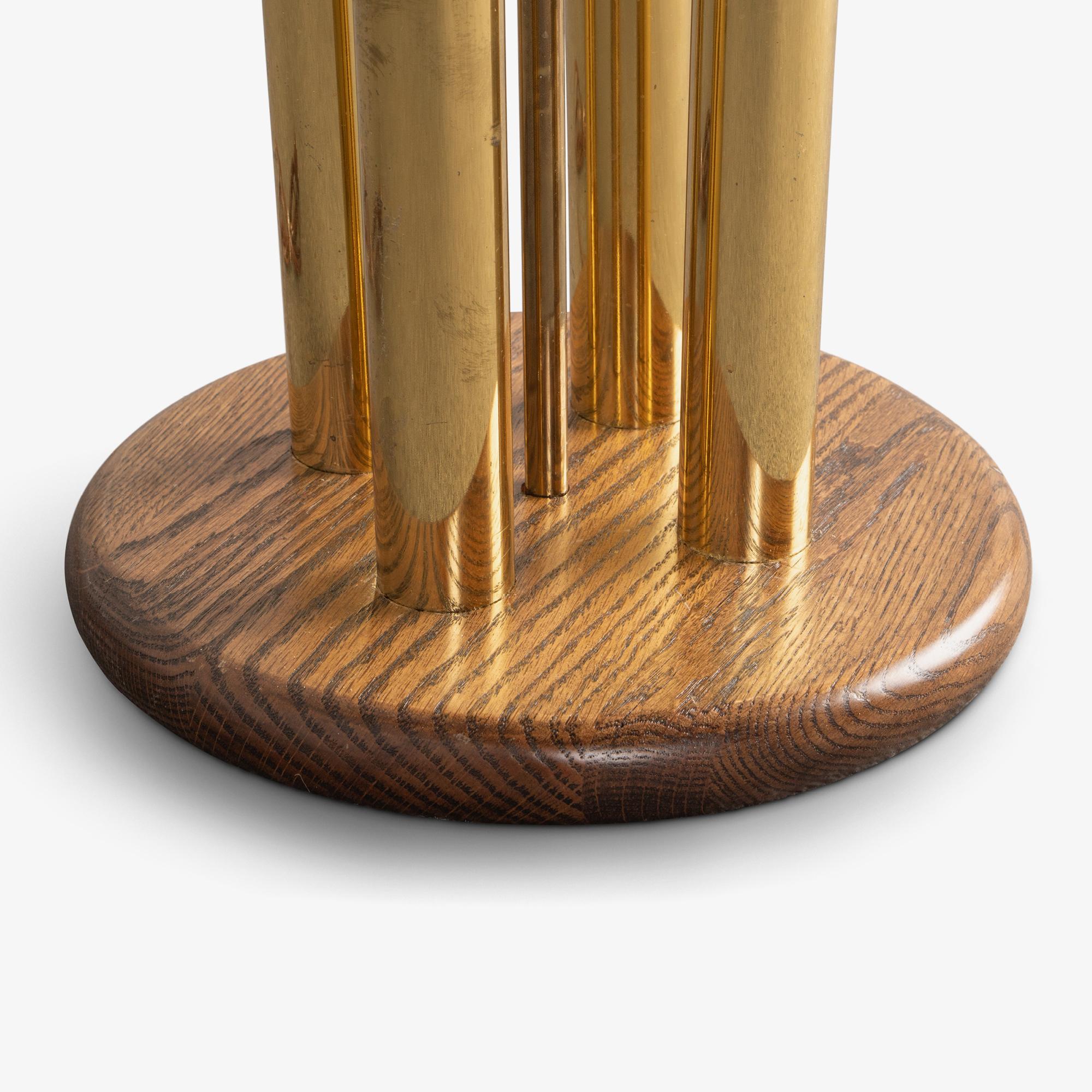 Lámpara de pie tubular de mediados de siglo en latón pulido con base de nogal Metal en venta