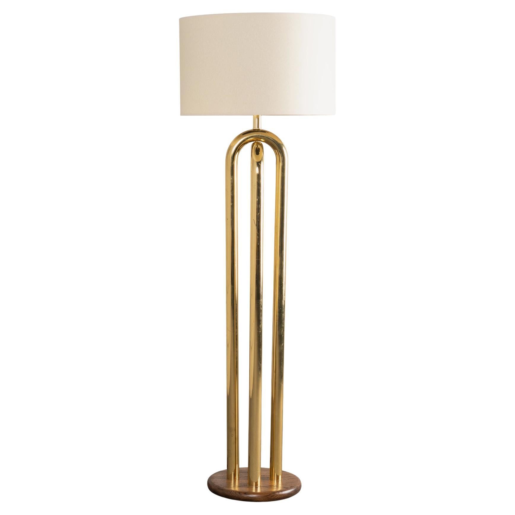 Lampadaire d'appoint en laiton poli tubulaire du milieu du siècle avec base en noyer