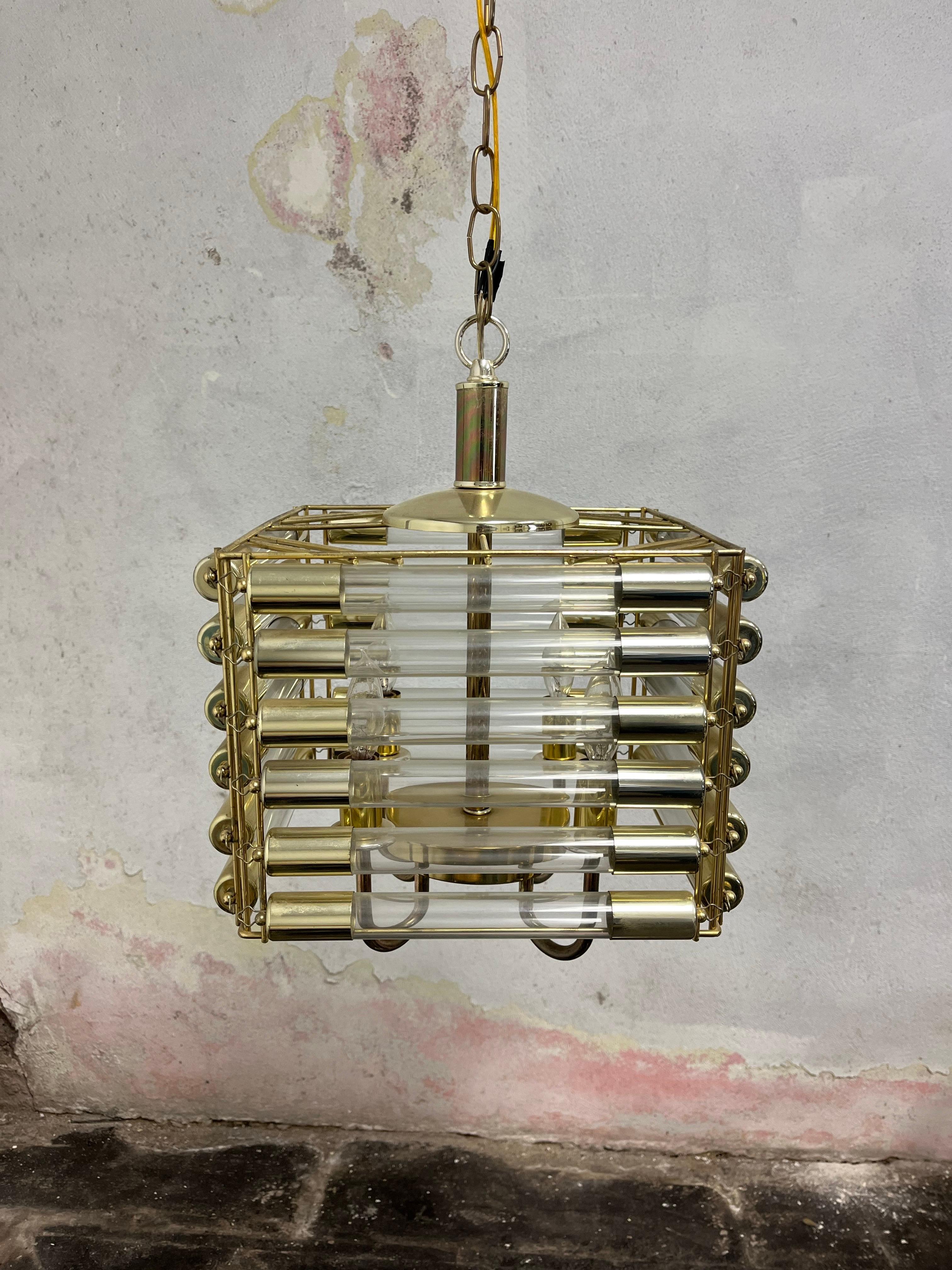 Bellissima lampada tubolare swag unica nel suo genere. Tubi di vetro con tappi in ottone. Ottimo design della gabbia. 