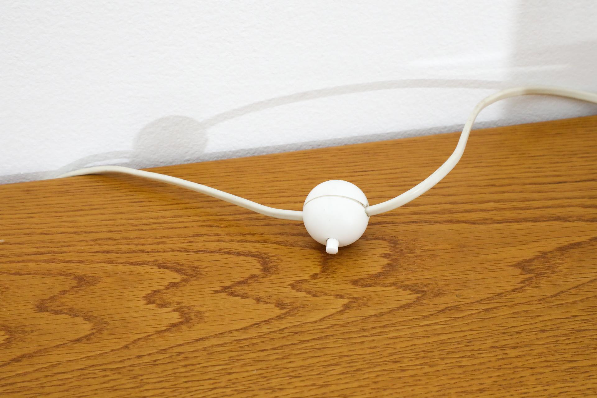 Mid-Century-Tischlampe aus weißem, perforiertem Metall und Plexiglas mit Röhrenrohr von Guzzini im Angebot 4