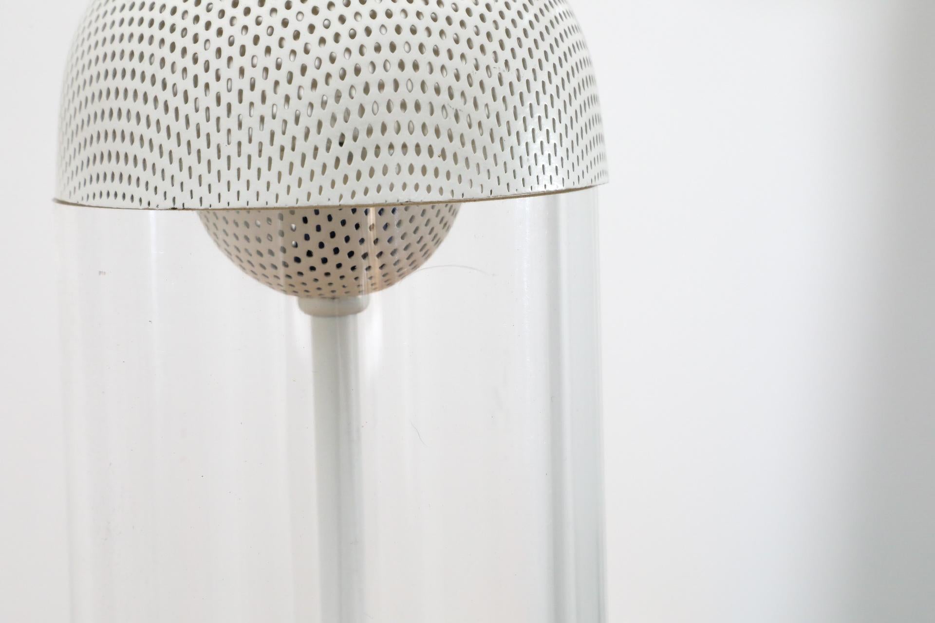 Mid-Century-Tischlampe aus weißem, perforiertem Metall und Plexiglas mit Röhrenrohr von Guzzini im Angebot 7