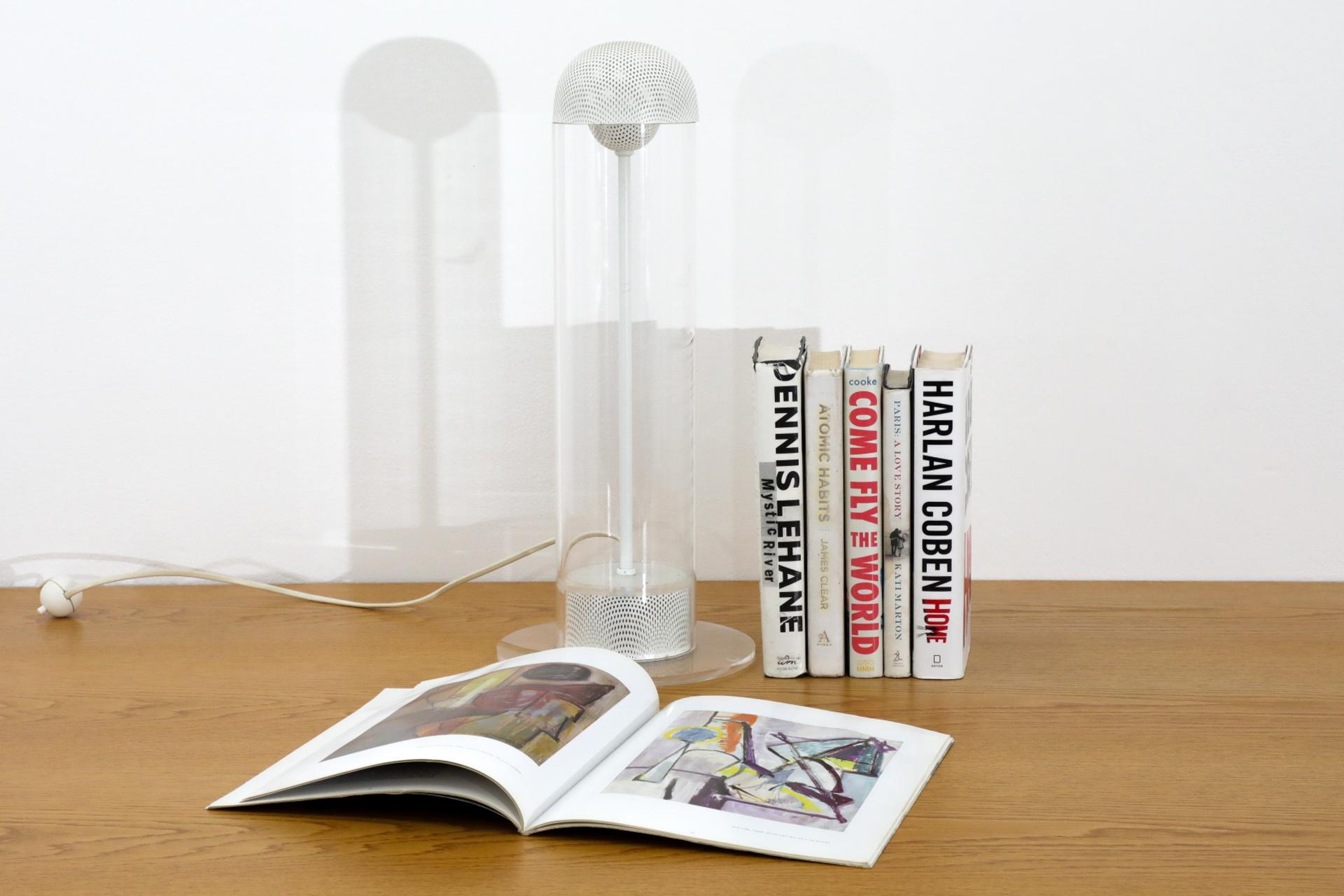 Mid-Century-Tischlampe aus weißem, perforiertem Metall und Plexiglas mit Röhrenrohr von Guzzini im Angebot 9