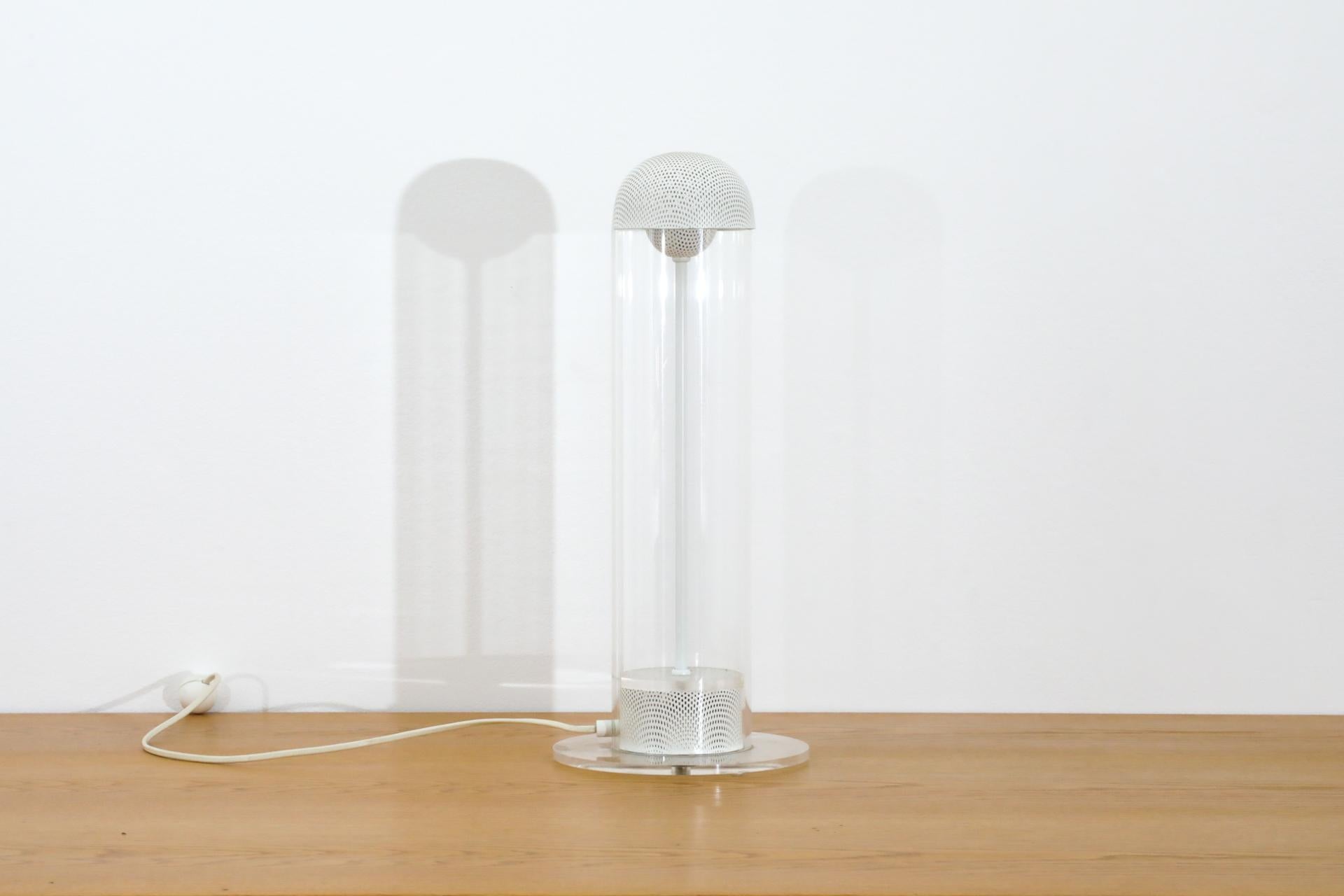 Mid-Century-Tischlampe aus weißem, perforiertem Metall und Plexiglas mit Röhrenrohr von Guzzini (Moderne der Mitte des Jahrhunderts) im Angebot