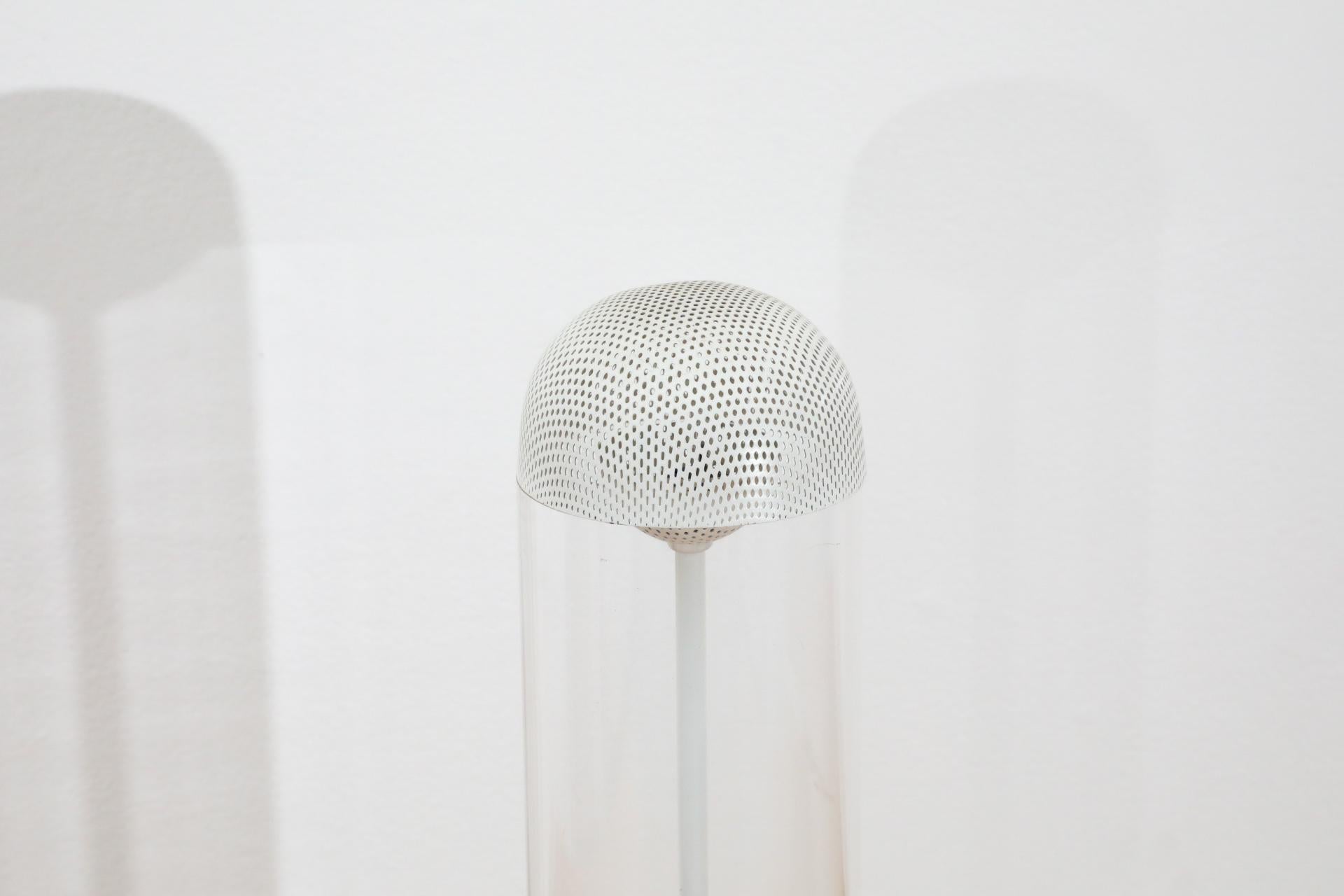 Mid-Century-Tischlampe aus weißem, perforiertem Metall und Plexiglas mit Röhrenrohr von Guzzini (Italienisch) im Angebot