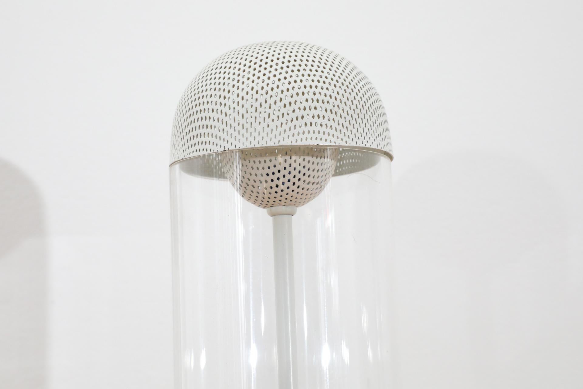 Mid-Century-Tischlampe aus weißem, perforiertem Metall und Plexiglas mit Röhrenrohr von Guzzini (Emailliert) im Angebot