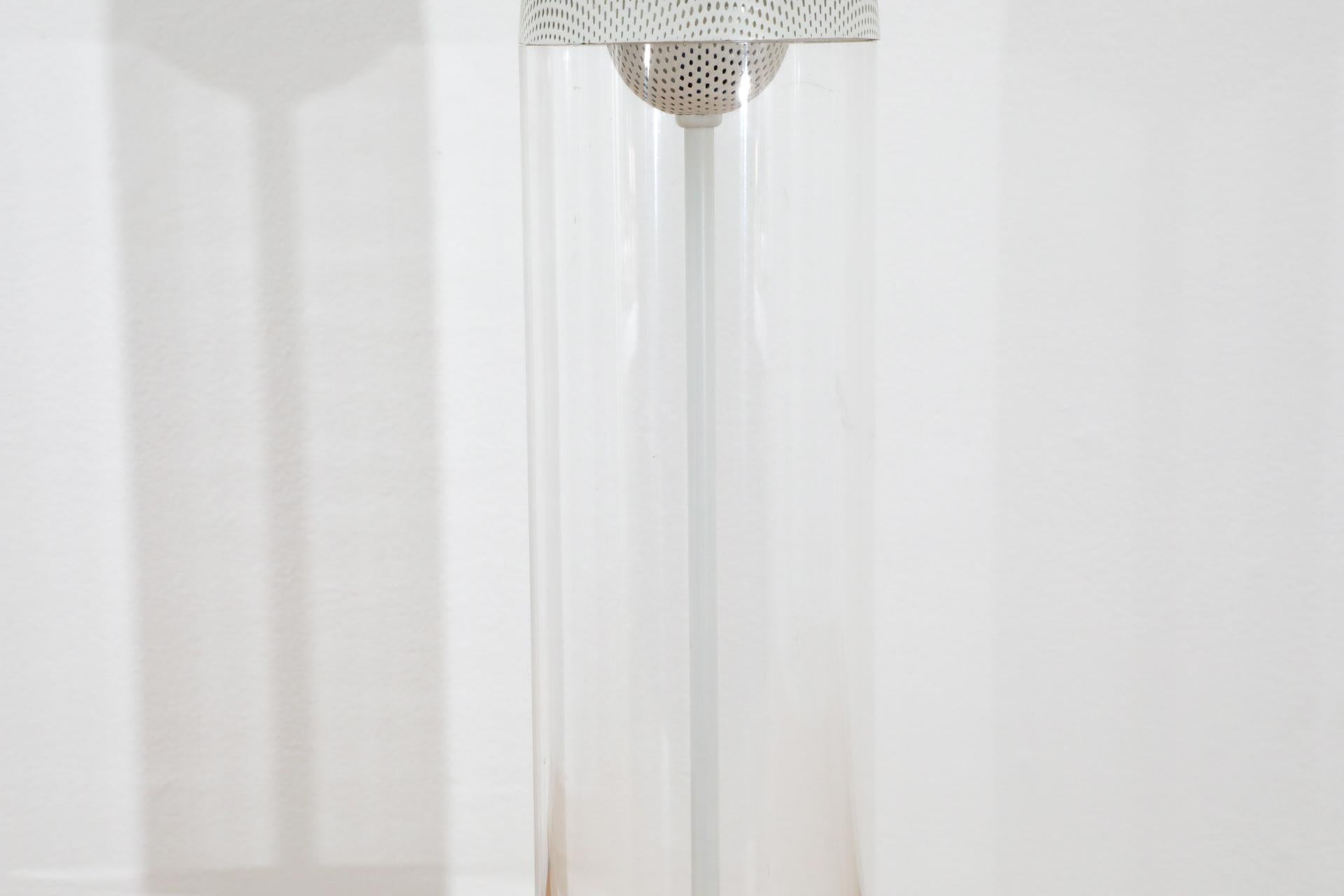 Mid-Century-Tischlampe aus weißem, perforiertem Metall und Plexiglas mit Röhrenrohr von Guzzini im Zustand „Gut“ im Angebot in Los Angeles, CA