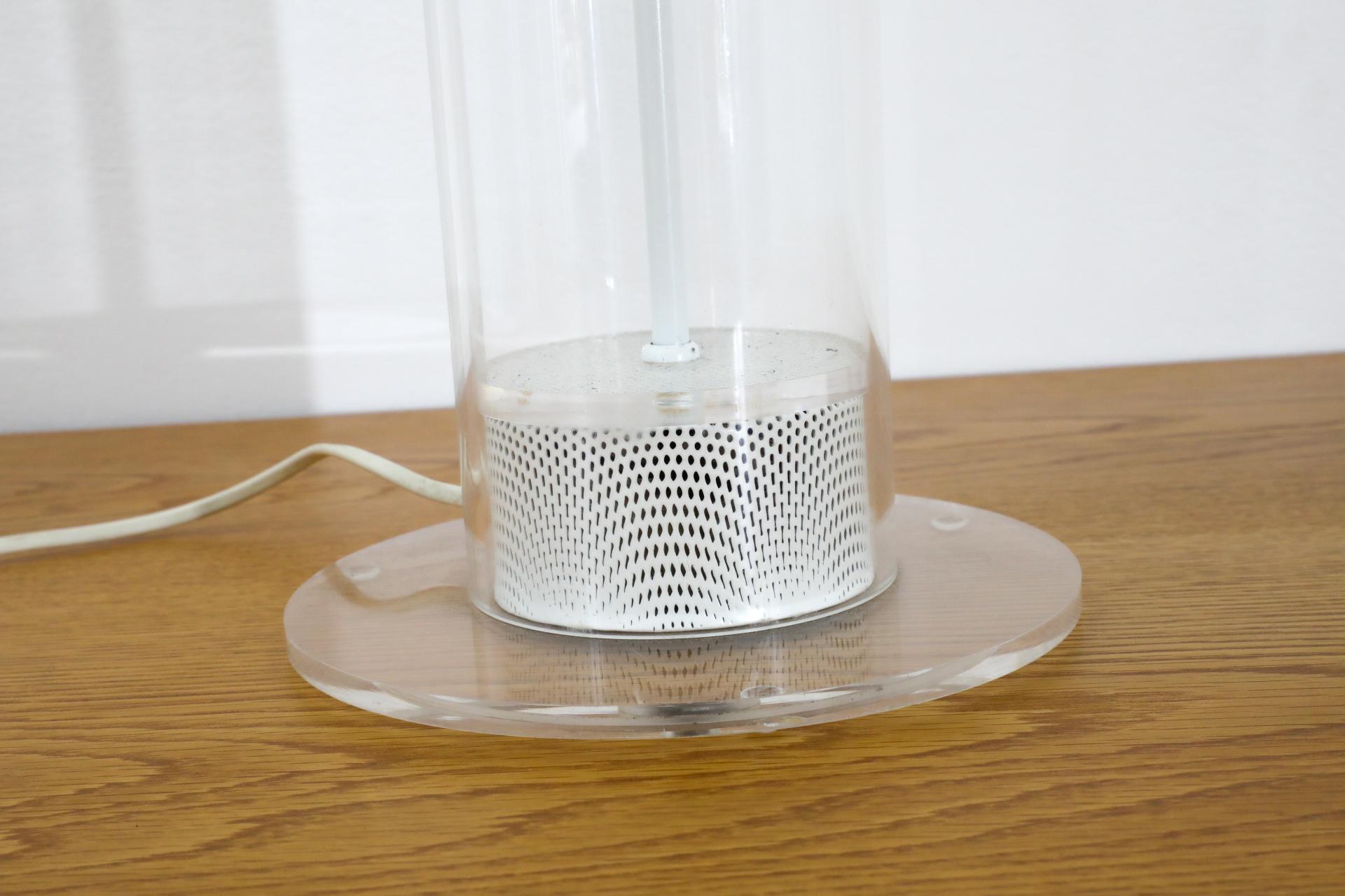 Mid-Century-Tischlampe aus weißem, perforiertem Metall und Plexiglas mit Röhrenrohr von Guzzini (Ende des 20. Jahrhunderts) im Angebot