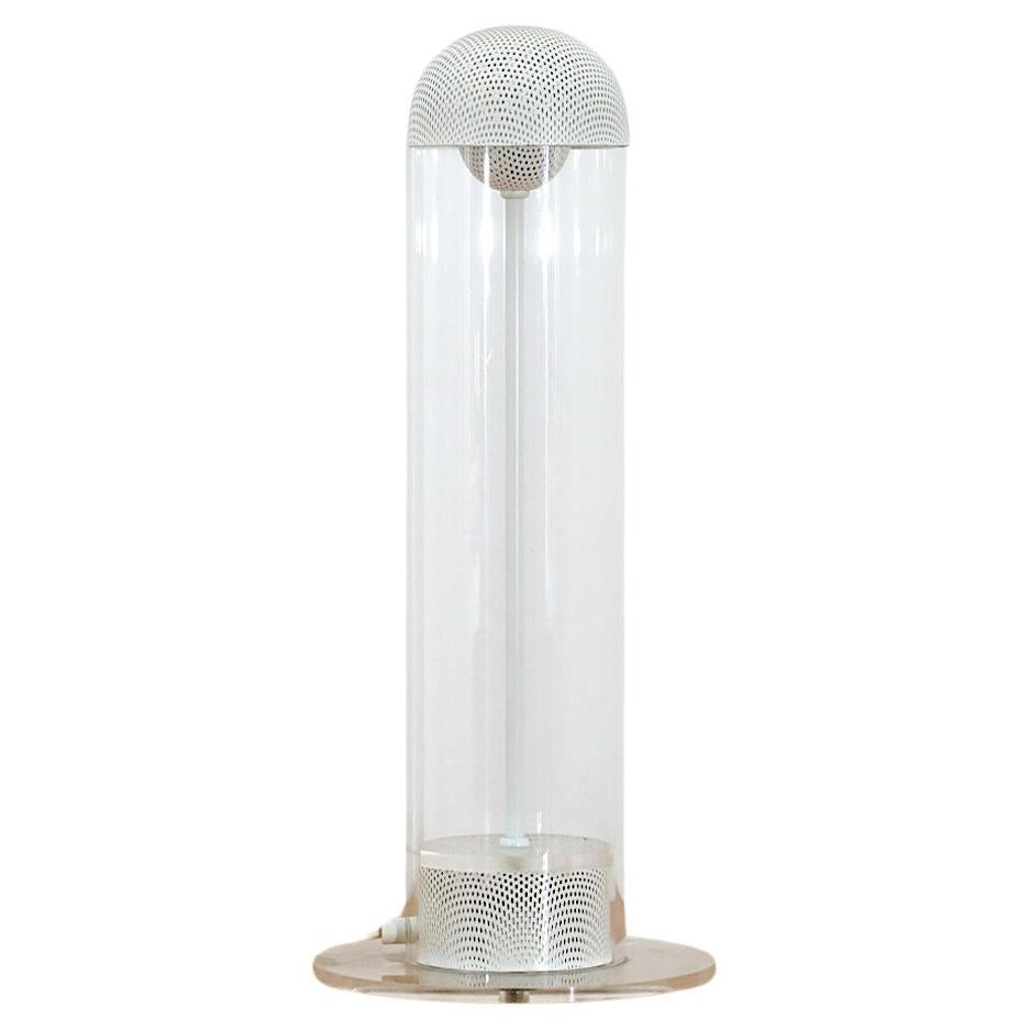 Mid-Century-Tischlampe aus weißem, perforiertem Metall und Plexiglas mit Röhrenrohr von Guzzini im Angebot