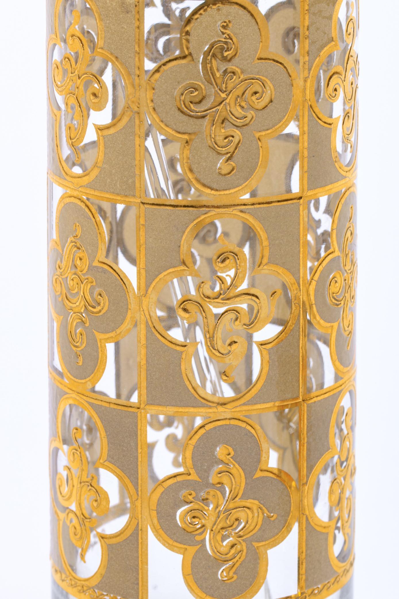 Mid-Century Modern Mixeur à cocktail et ensemble de 6 verres en or 22 carats de style Tudor du milieu du siècle dernier en vente