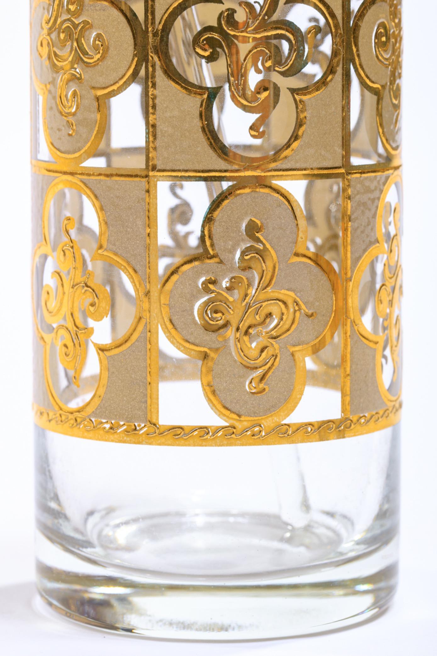 Américain Mixeur à cocktail et ensemble de 6 verres en or 22 carats de style Tudor du milieu du siècle dernier en vente