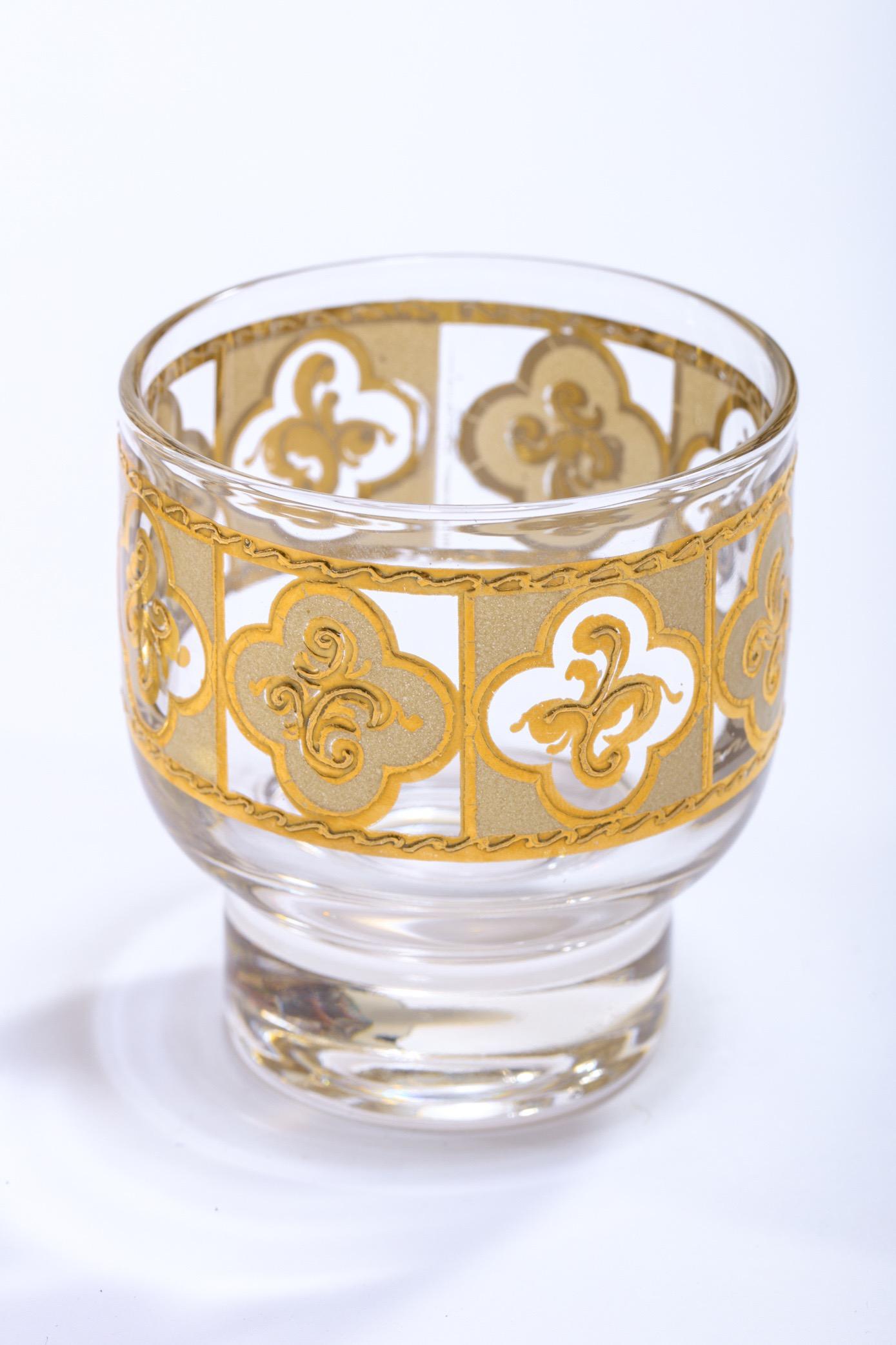 Mixeur à cocktail et ensemble de 6 verres en or 22 carats de style Tudor du milieu du siècle dernier Bon état - En vente à Saint Louis, MO