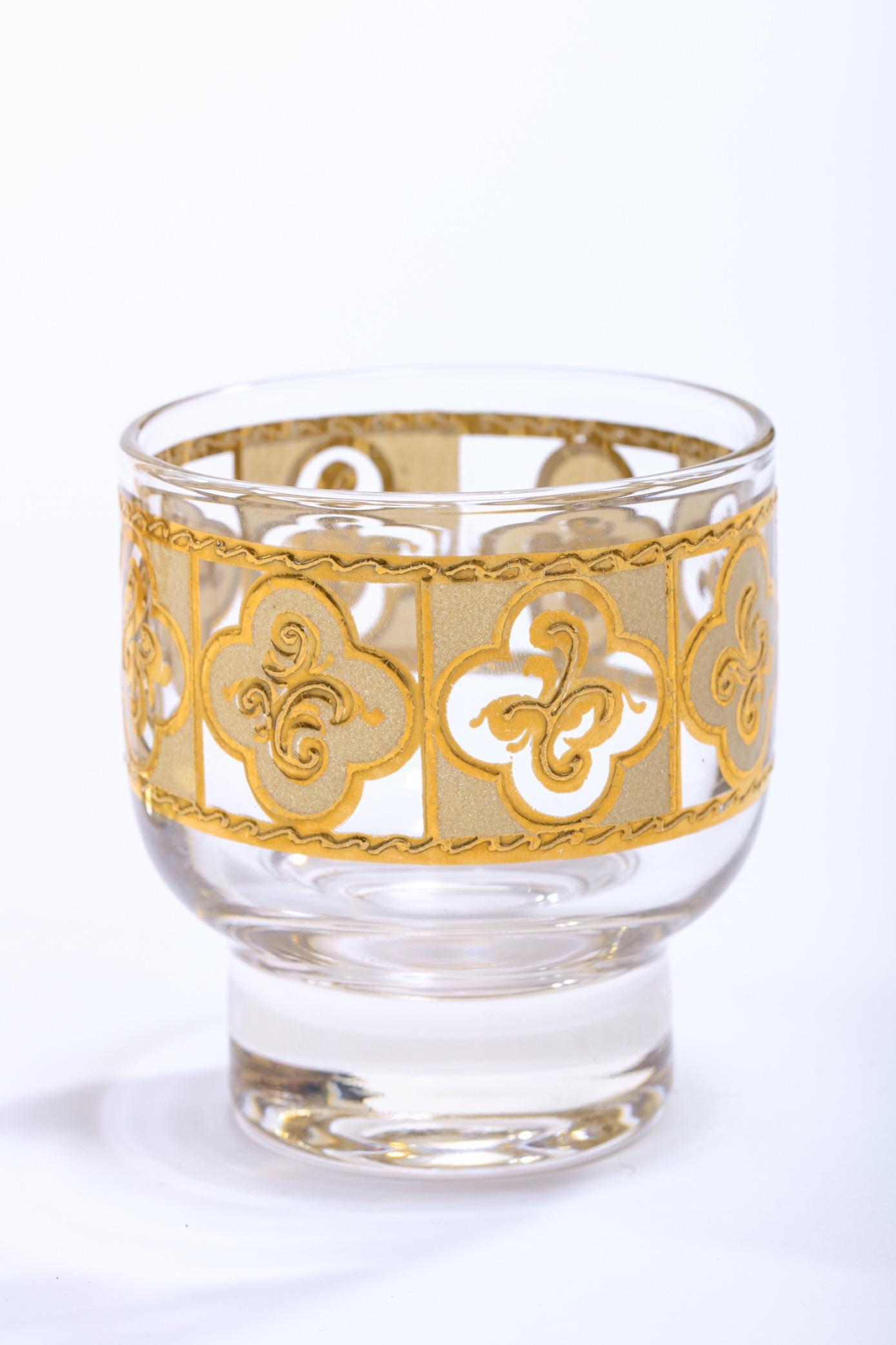 20ième siècle Mixeur à cocktail et ensemble de 6 verres en or 22 carats de style Tudor du milieu du siècle dernier en vente