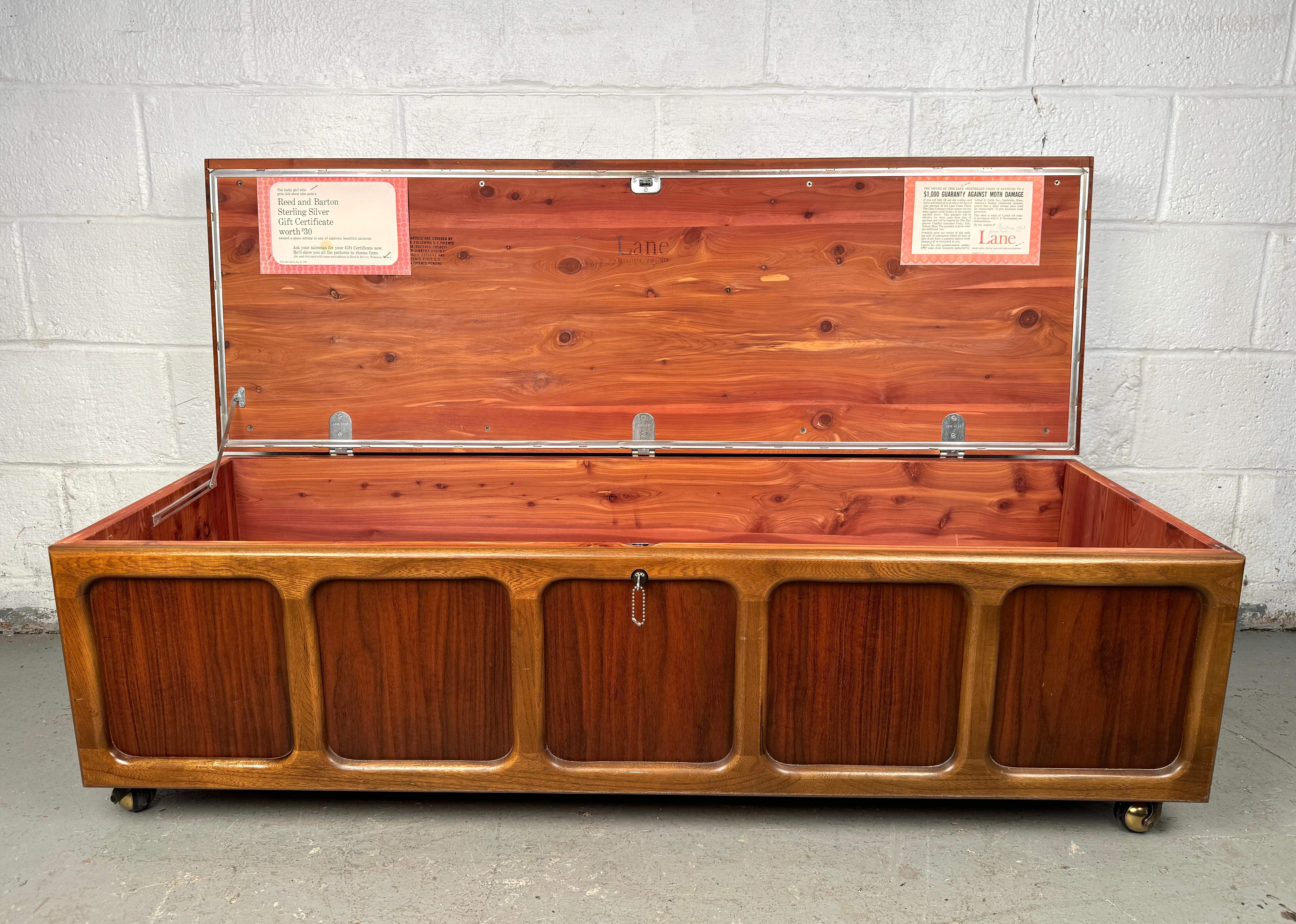 Cassapanca di metà secolo in legno di cedro e noce con tramezzo di Lane's in vendita 3