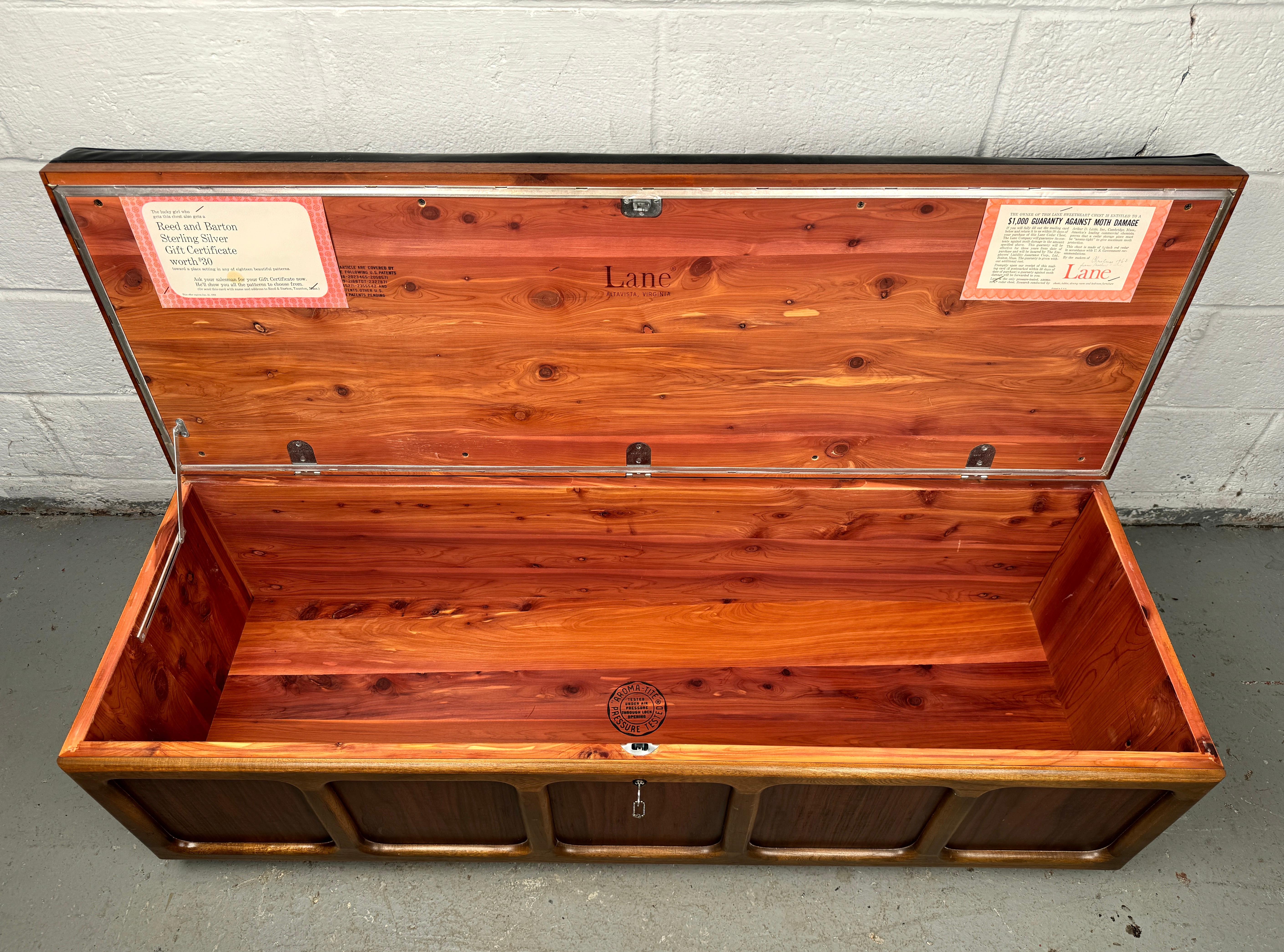 Cassapanca di metà secolo in legno di cedro e noce con tramezzo di Lane's in vendita 4