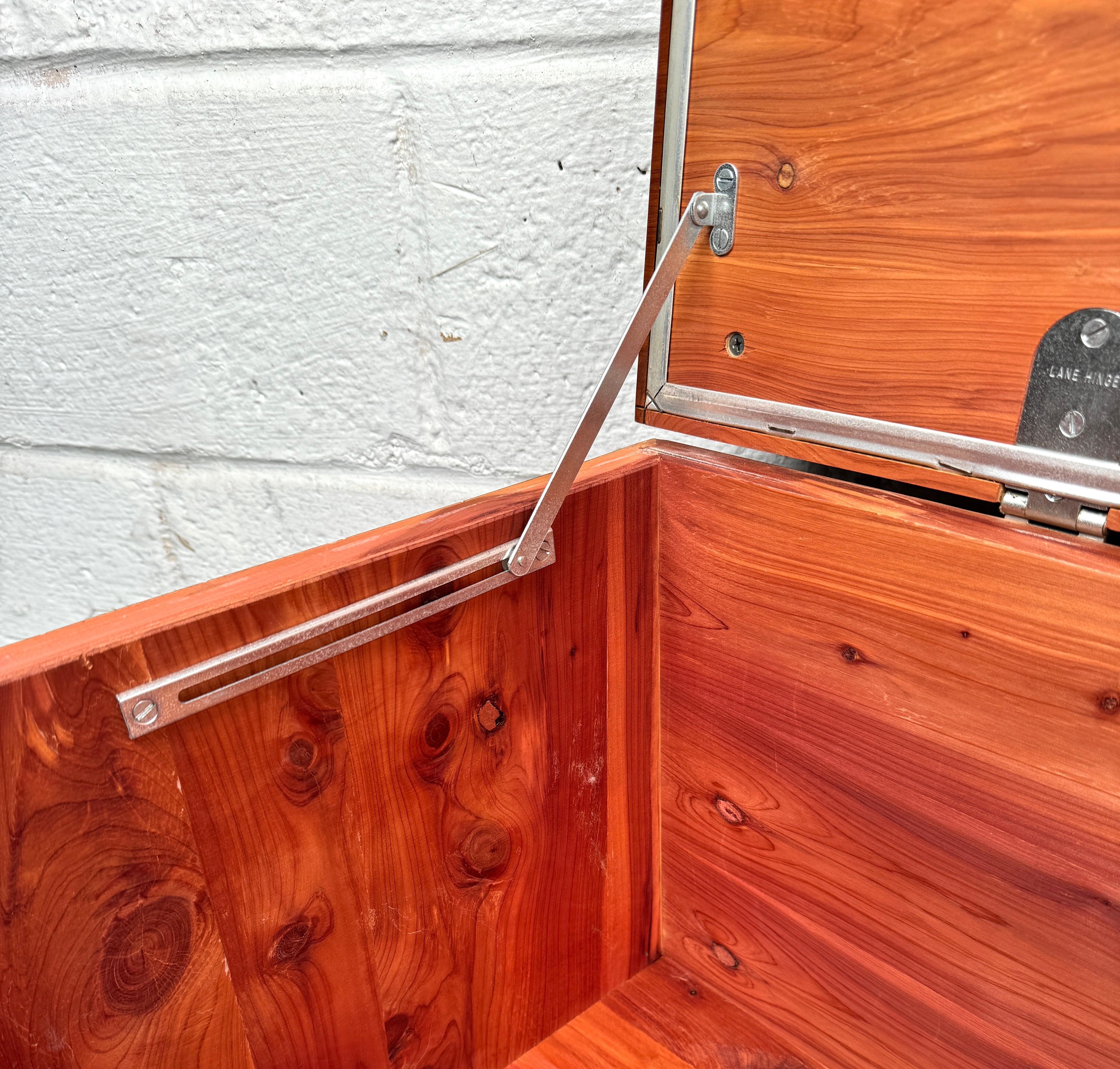 Cassapanca di metà secolo in legno di cedro e noce con tramezzo di Lane's in vendita 6