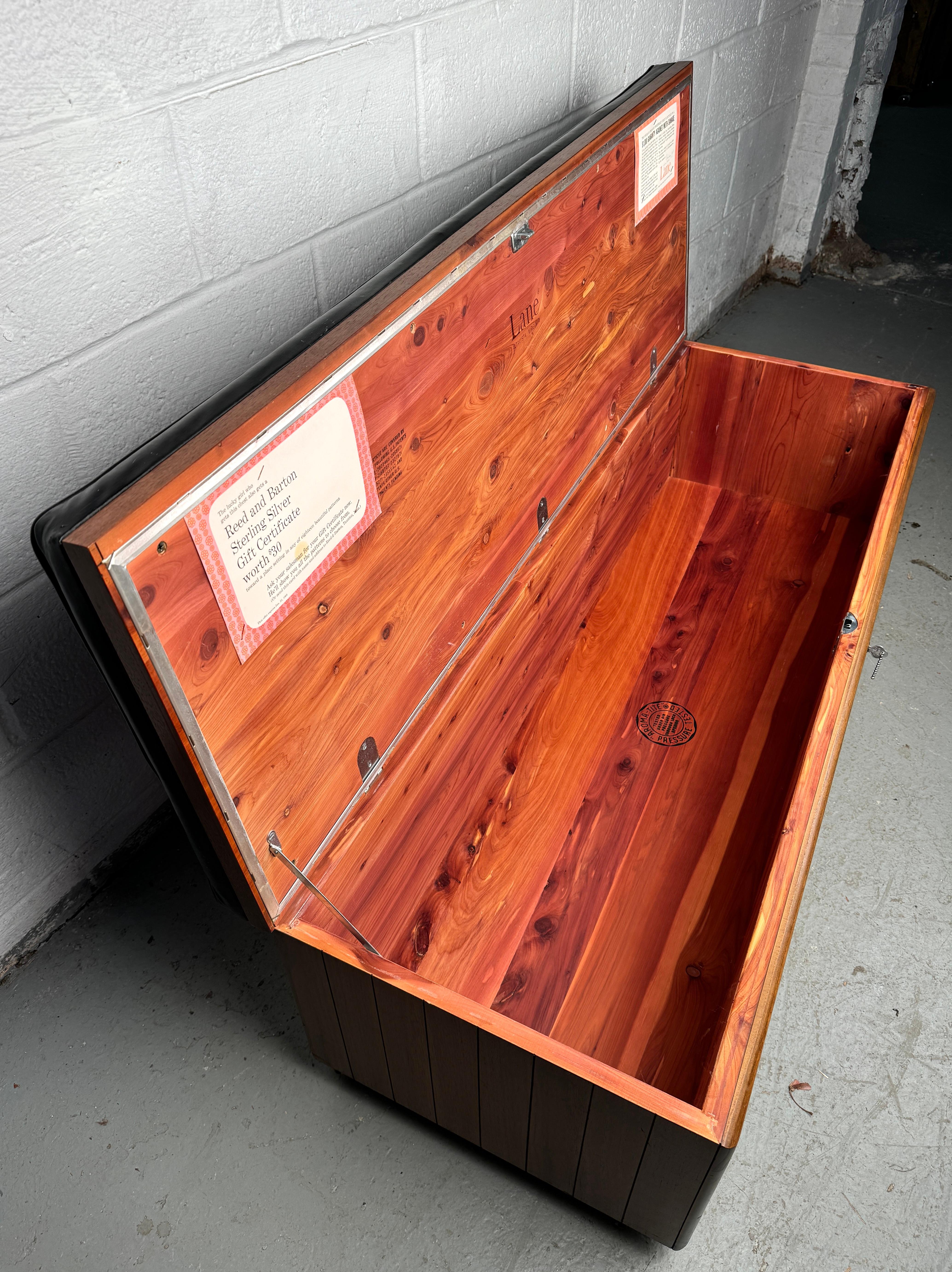 Cassapanca di metà secolo in legno di cedro e noce con tramezzo di Lane's in vendita 7