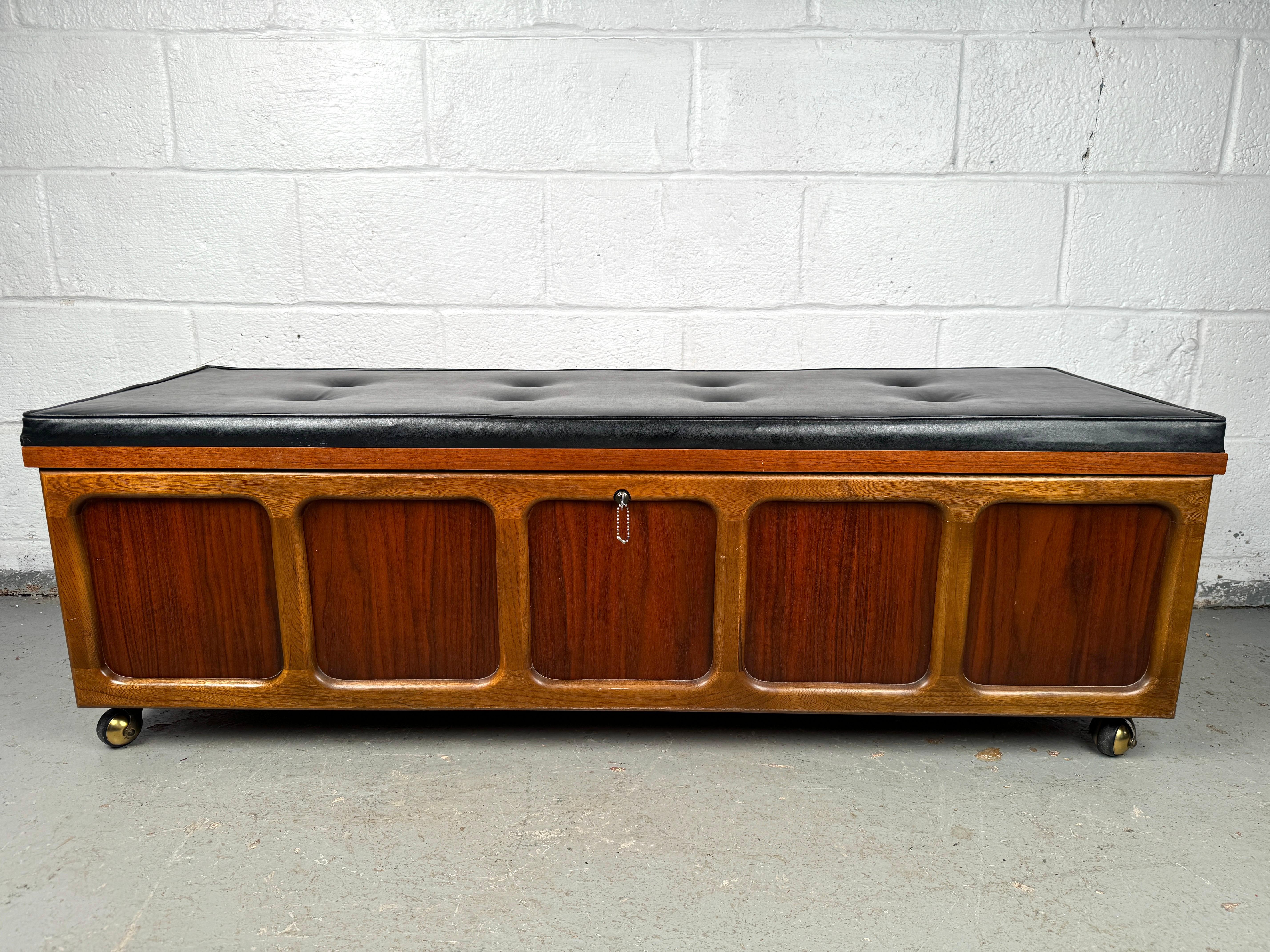 Aggiungi un tocco di raffinatezza classica alla tua casa con la cassapanca Mid-Century Modern Tufted Cedar and Walnut di Lane's. Realizzata con una struttura in noce e un interno in cedro, questa cassapanca combina il meglio dei due mondi: stile