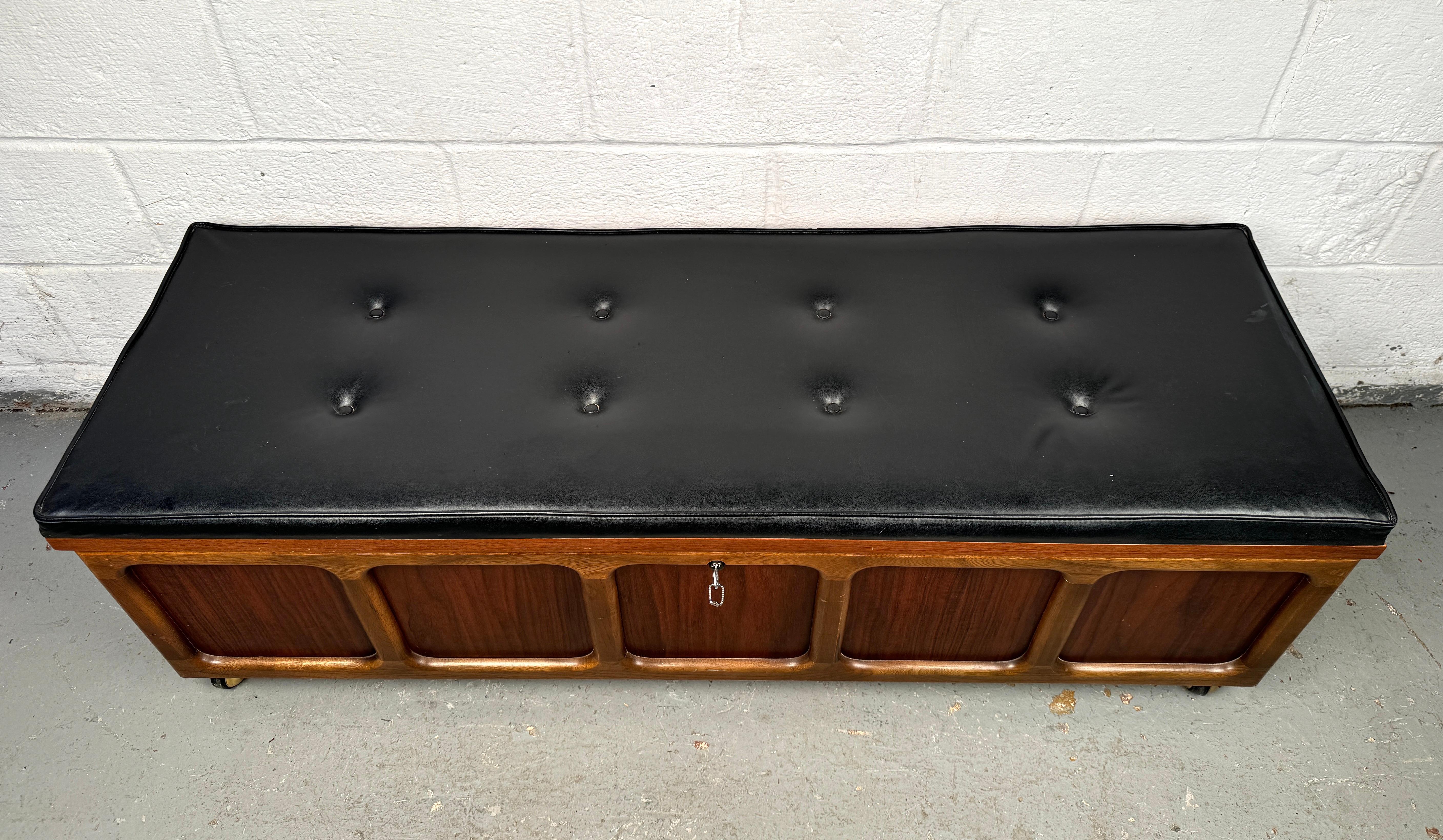 Mid-Century moderno Cassapanca di metà secolo in legno di cedro e noce con tramezzo di Lane's in vendita