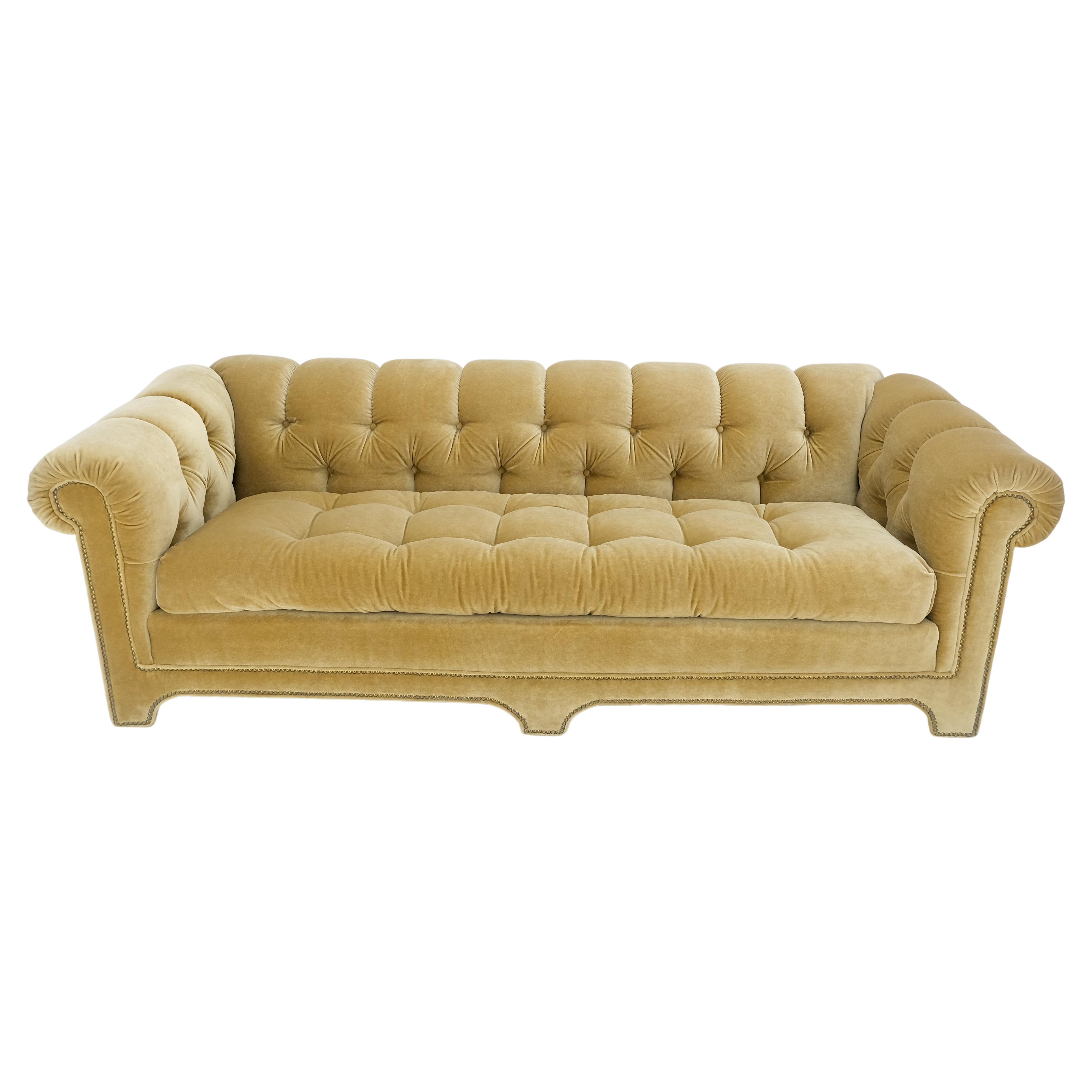 Divano a forma di nuvola Chesterfield di metà secolo, con inserti in mohair Albert Gold, MINT!
Divano di design su misura realizzato in studio.
Condizioni ispezionate di zecca.